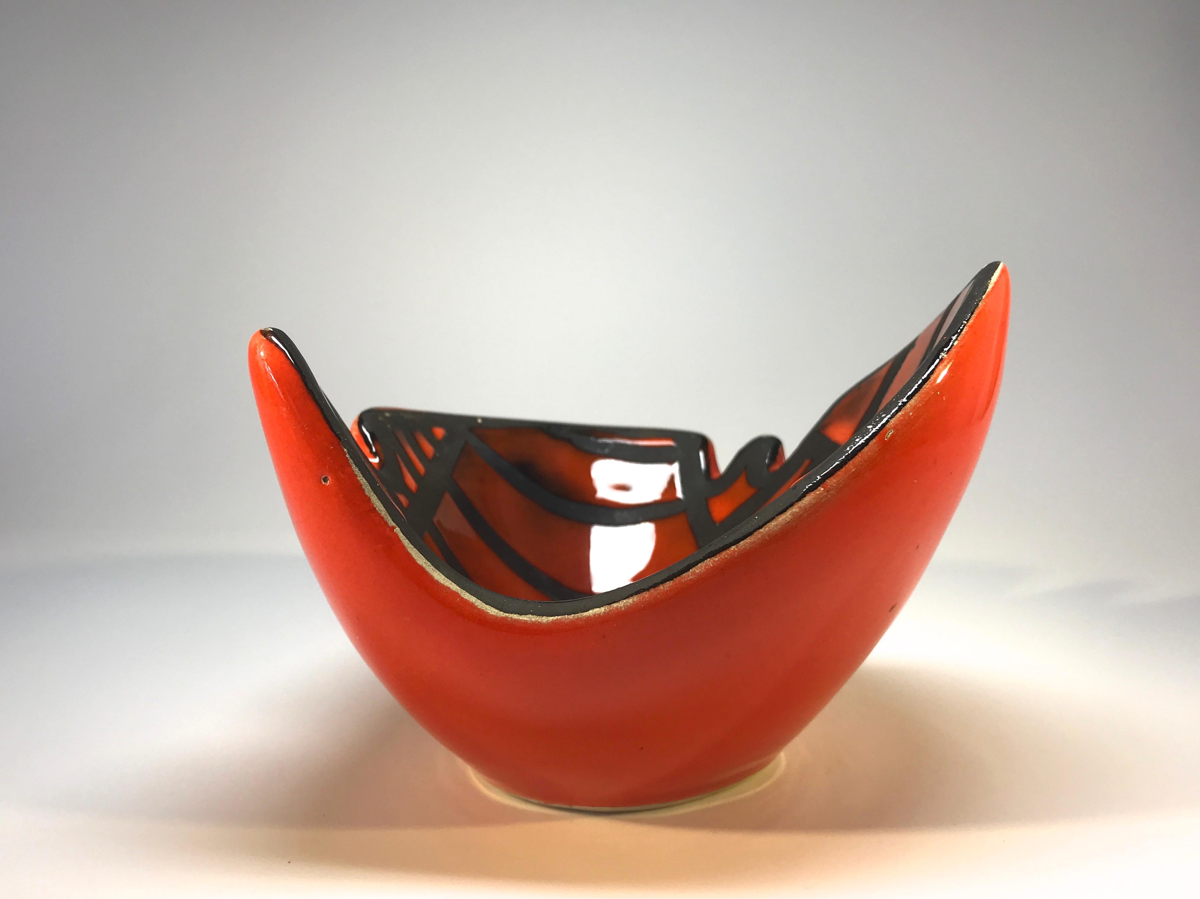 Roger Capron for Vallauris flame red and black ceramic shaped deep vide poche.
Of Capron's eye-catching Tribal series,
circa 1950s
Signed Capron, Vallauris to base
Very good condition and glaze.
  