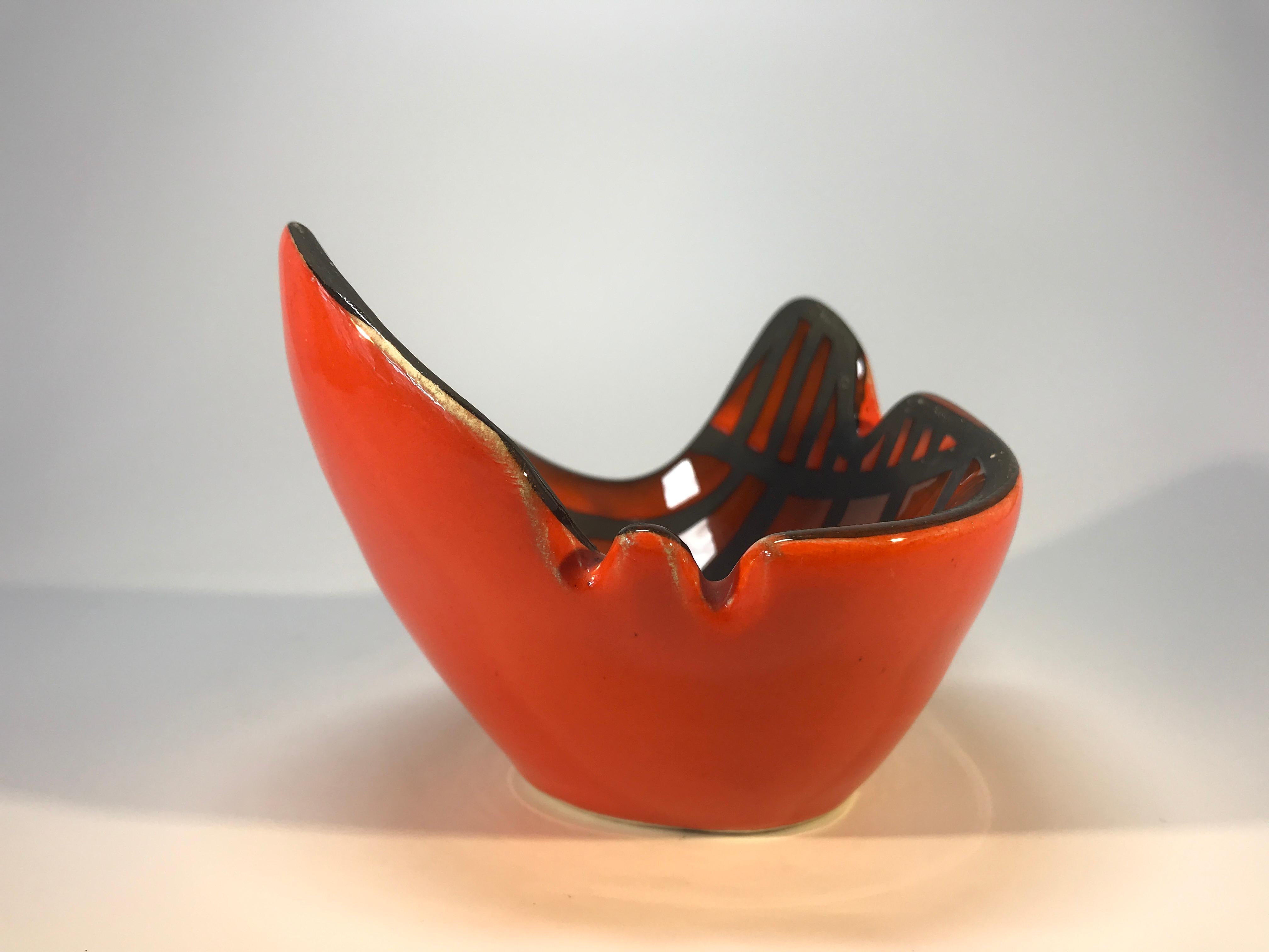 Roger Capron, Vallauris, Flame Red & Black Ceramic Tribal 1950 Vide Poche Bowl In Good Condition In Rothley, Leicestershire