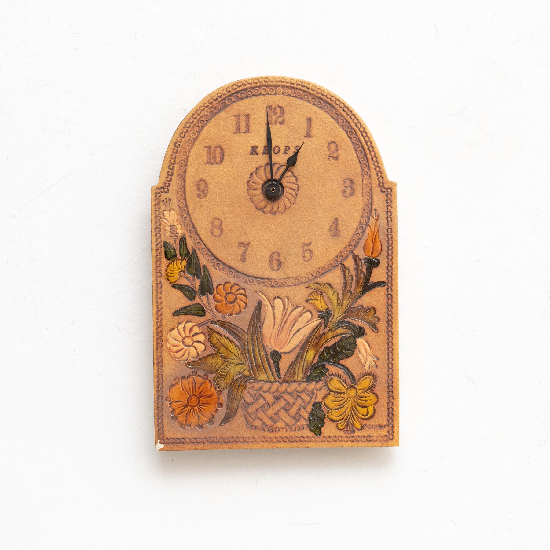Roger Capron wall mounted ceramic clock, circa 1960

Manufactured by Roger Capron in France.

In original condition with minor wear consistent of age and use, preserving a beautiful patina.

Materials:
Ceramic.