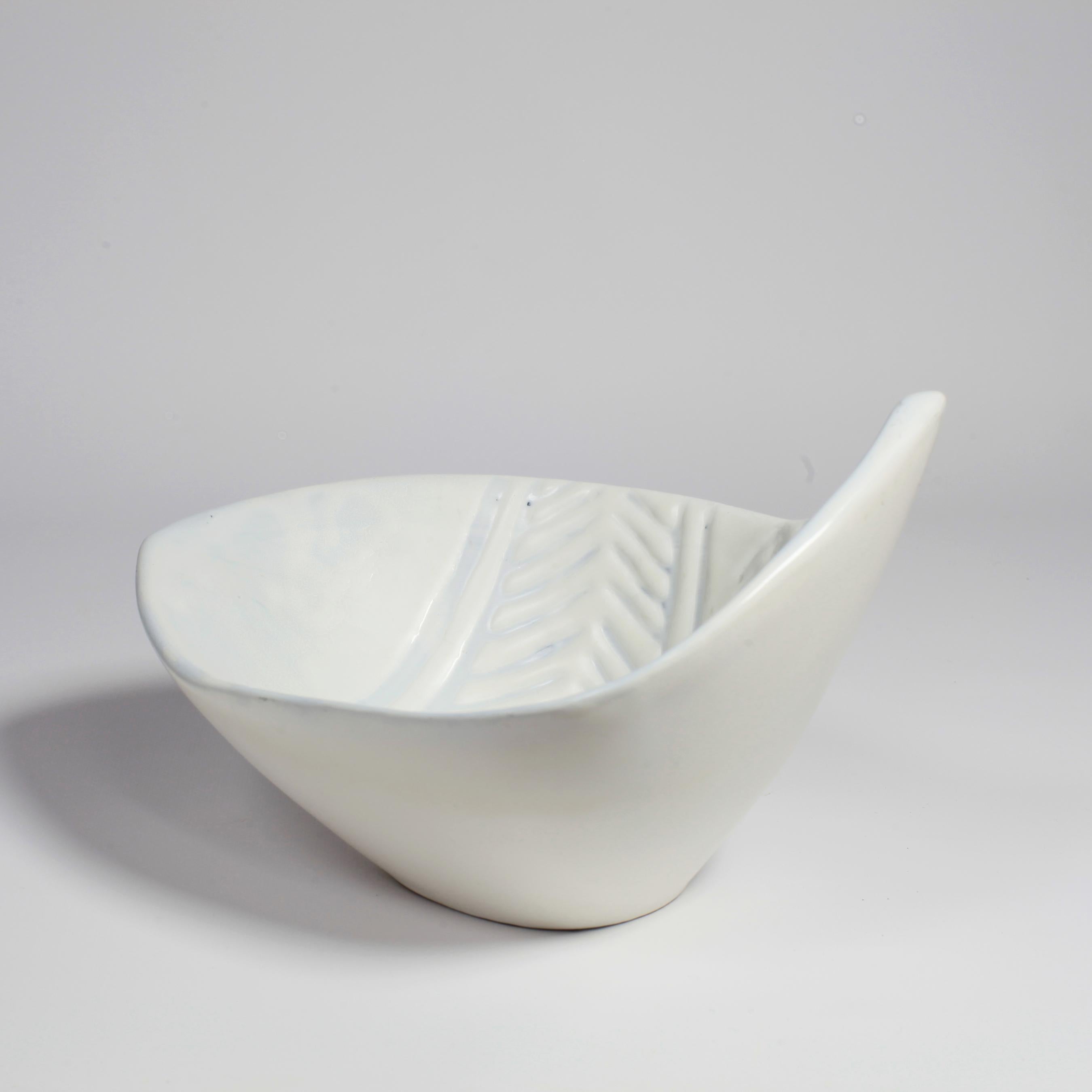 Roger Capron White Ceramic Bowl Vallauris France, 1960 In Good Condition In Saint  Ouen, FR