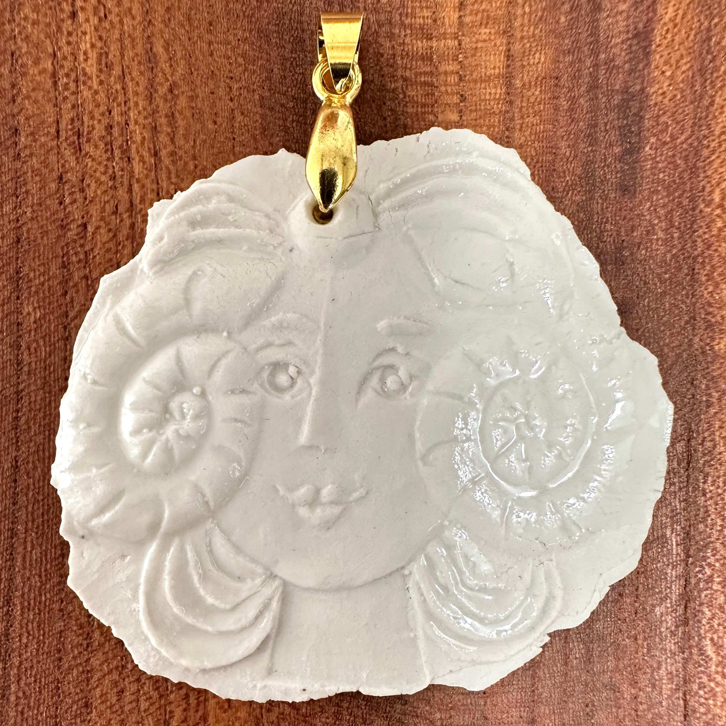 Sottile lastra di porcellana stampata parzialmente smaltata con il motivo di una figura femminile che incarna il segno dell'Ariete.

Raro articolo di una serie limitata creata dall'artista nel 1973 intorno ai segni zodiacali.

Sebbene non sia