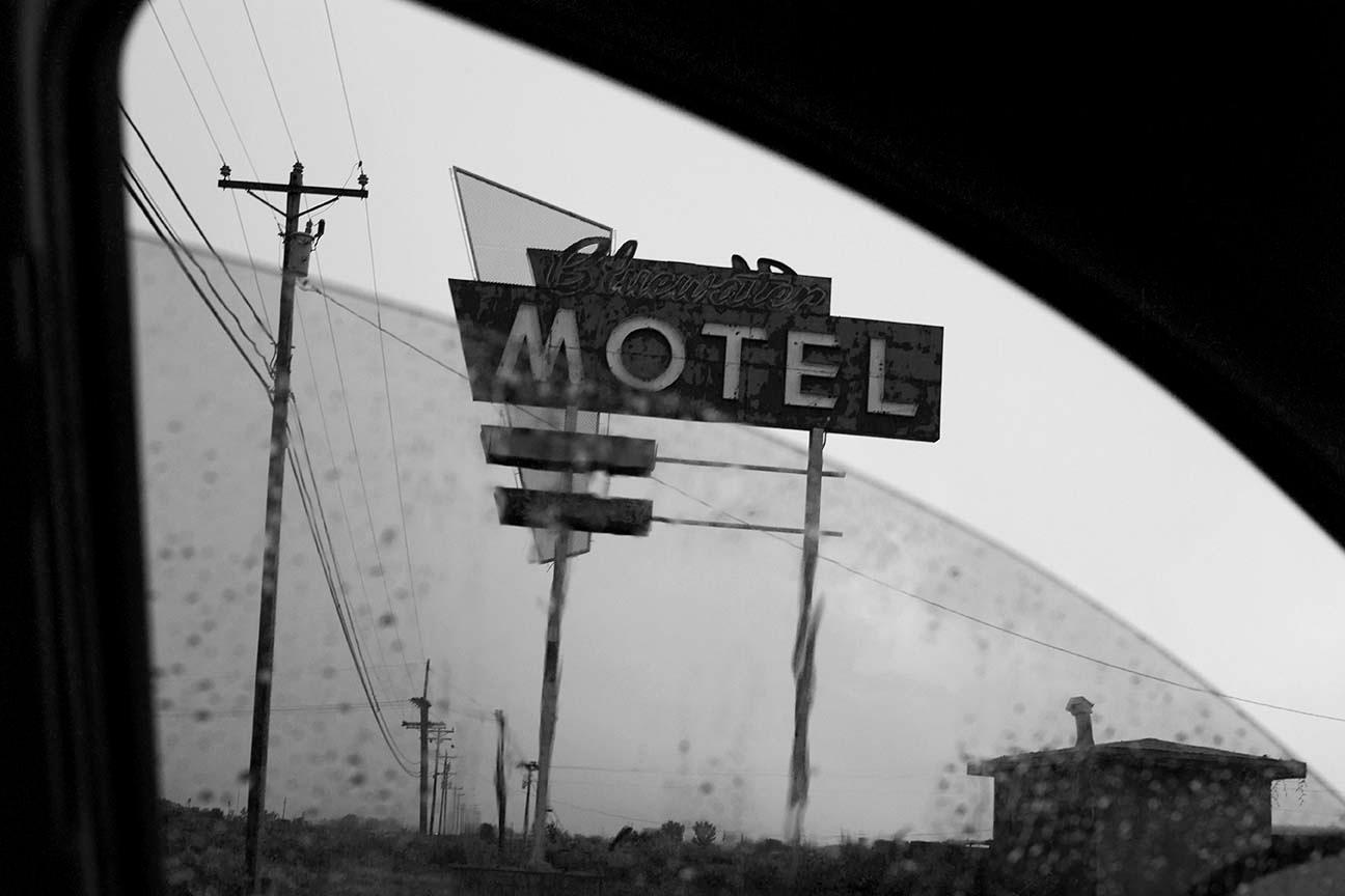 Roger Deakins Black and White Photograph – Das Autofenster, New Mexico