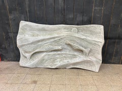 Scultura di Roger Desserprit '1923-1985' che rappresenta due balene in un tramonto