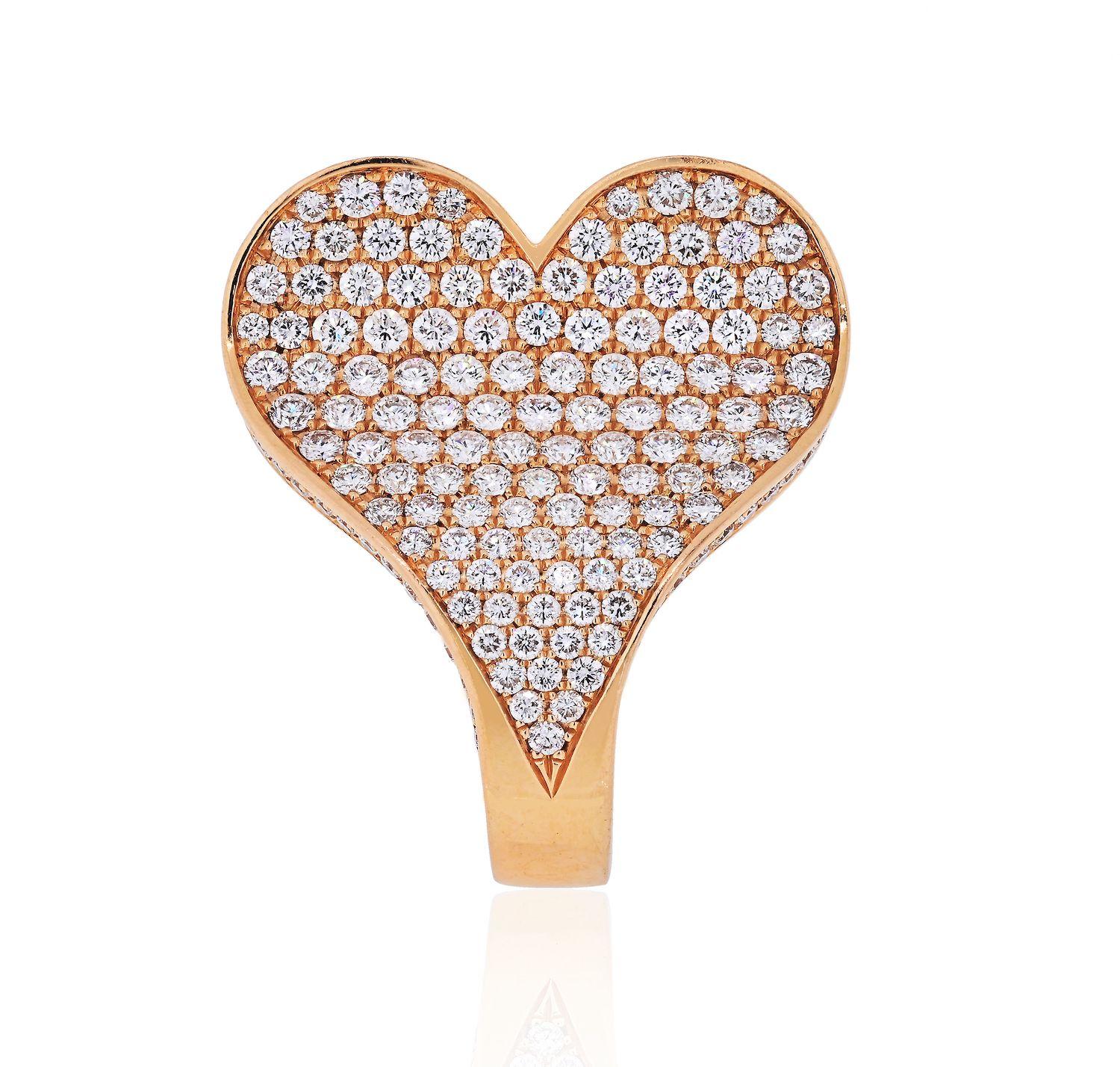 Roger Dubuis 18K Rose Gold geschwungenes Herz mit Diamantpflaster Cocktailring. 
Er ist mit 4,21 Karat Diamanten besetzt und etwa 28 mm breit. 
Fingergröße 6. 
