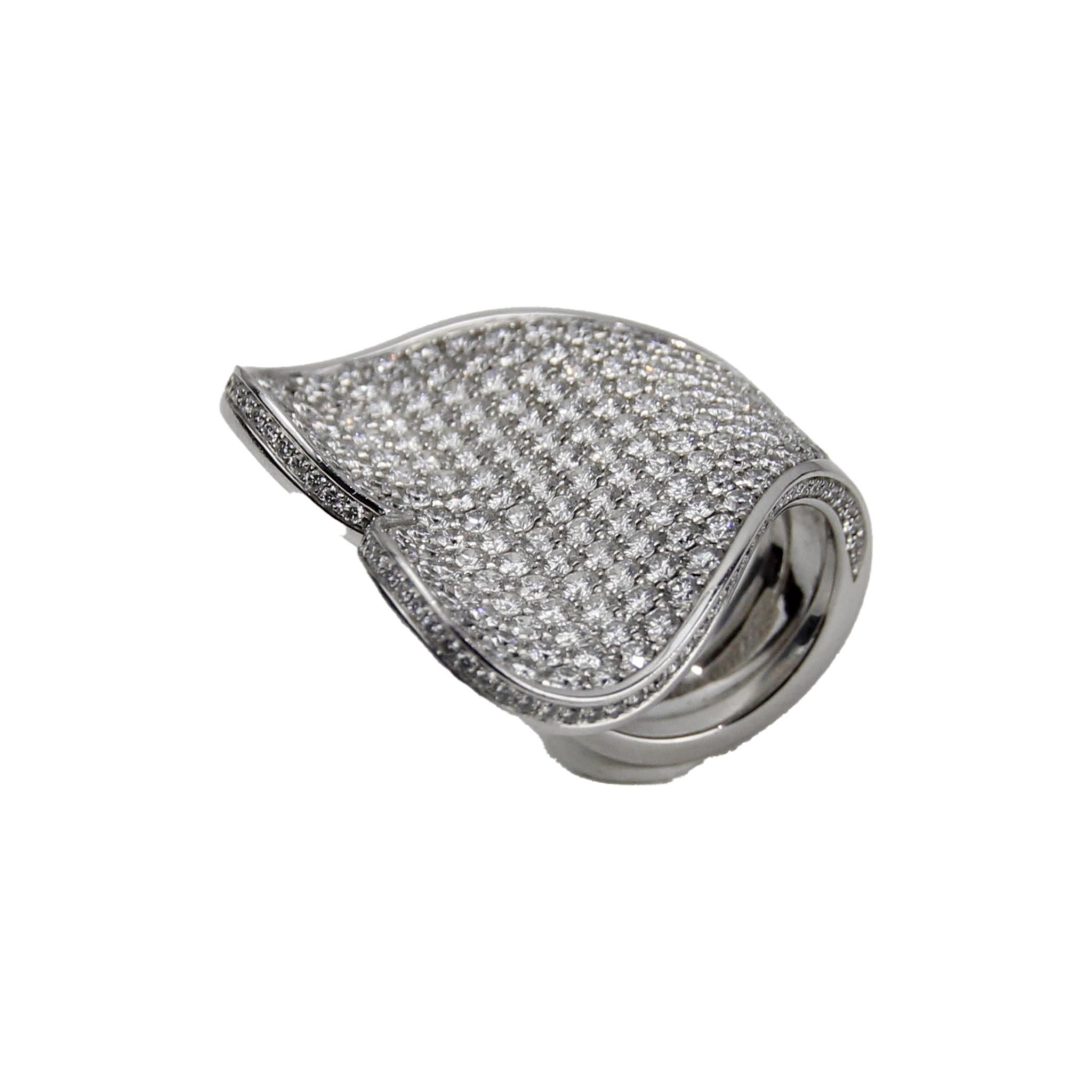 Roger Dubuis Heart Ring
18K White Gold
Diamond: 7.50ctw
Size: 6.5
SKU: MRD01433
Retail price: $32,000.00
