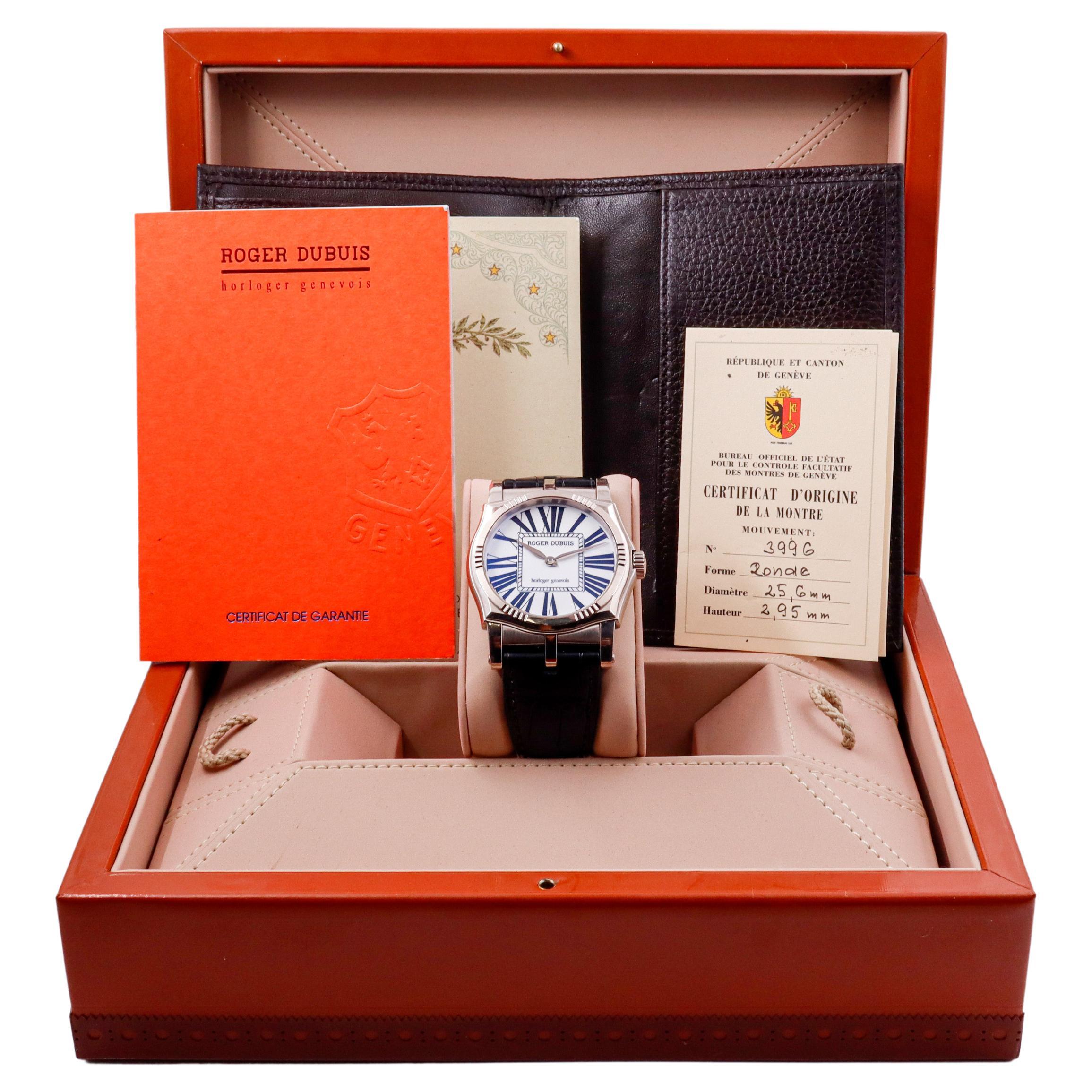 FABRIK / HAUS: Roger Dubuis 
STIL / REFERENZ: SY40 57 0
METALL / MATERIAL: 18Kt. Weißgold 
CIRCA / JAHR: 2004
ABMESSUNGEN / GRÖSSE:  Länge 51 X Breite 40
UHRWERK / KALIBER: Automatikaufzug / 25 Jewels / Hauskaliber 57
ZIFFERN / ZEIGER: Weiß mit