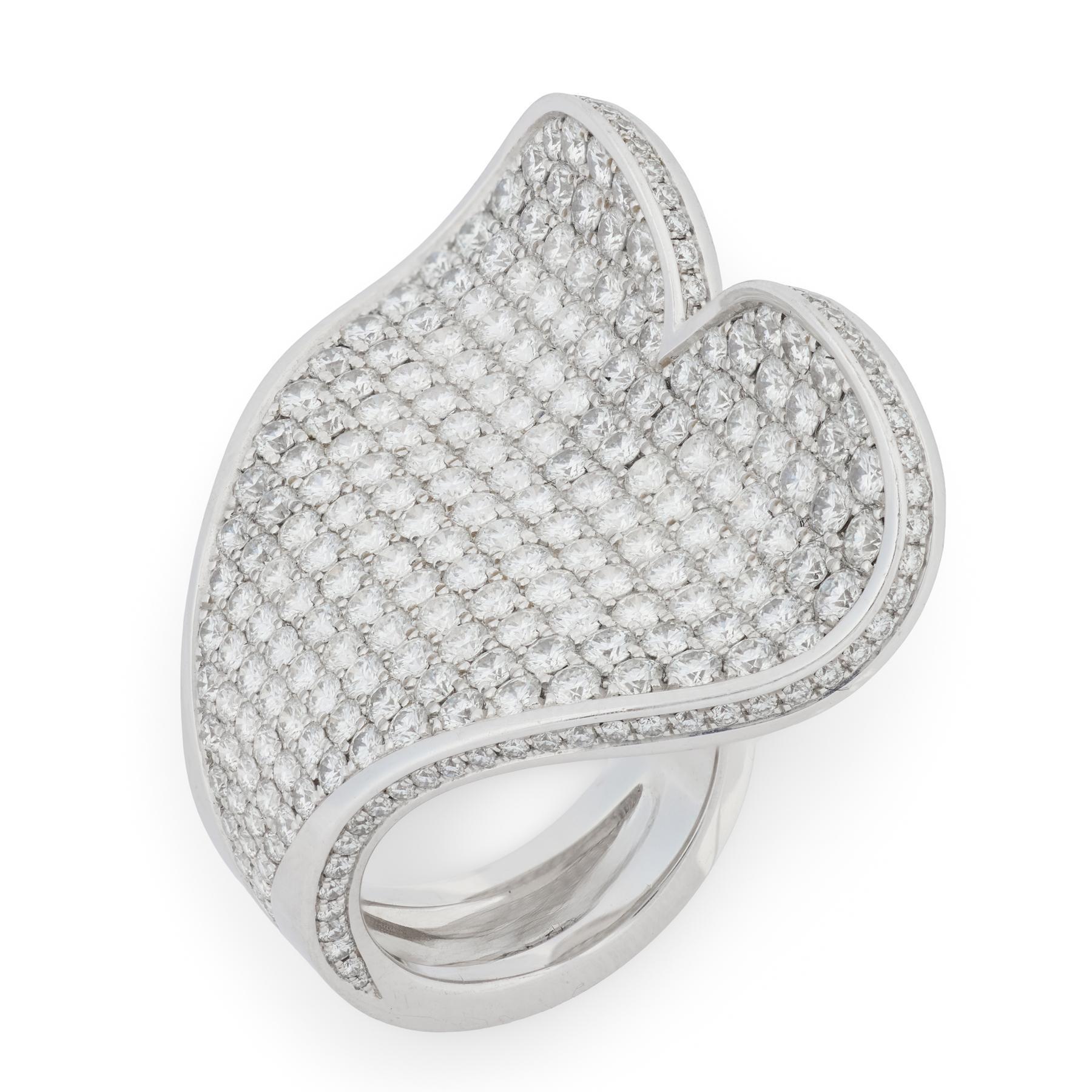 Roger Dubuis 7,50 Karat Diamantring aus 18k Weißgold in Herzform (Zeitgenössisch) im Angebot