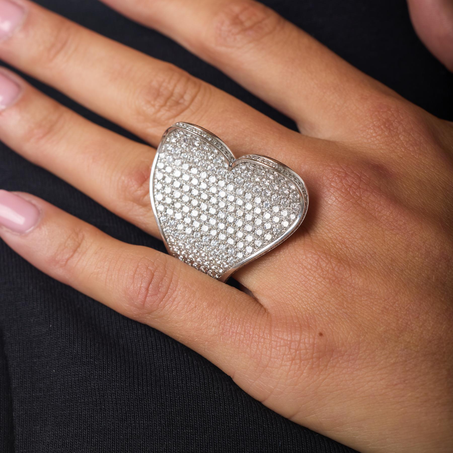 Roger Dubuis 7,50 Karat Diamantring aus 18k Weißgold in Herzform (Brillantschliff) im Angebot