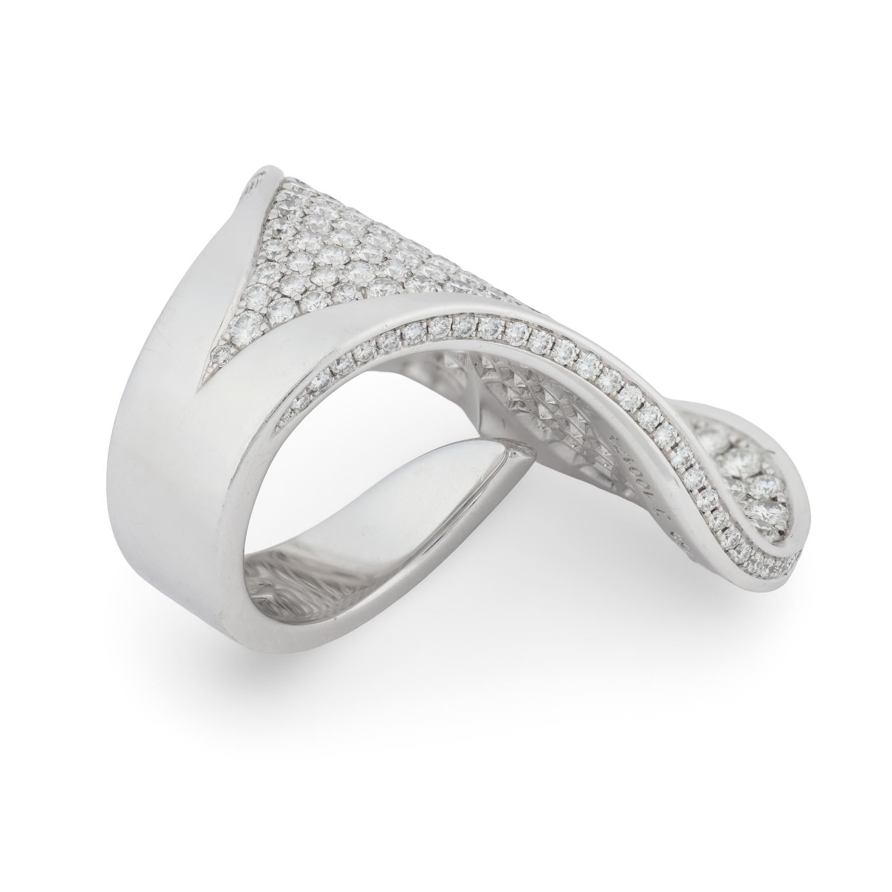 Roger Dubuis 7,50 Karat Diamantring aus 18k Weißgold in Herzform im Zustand „Hervorragend“ im Angebot in Beverly Hills, CA