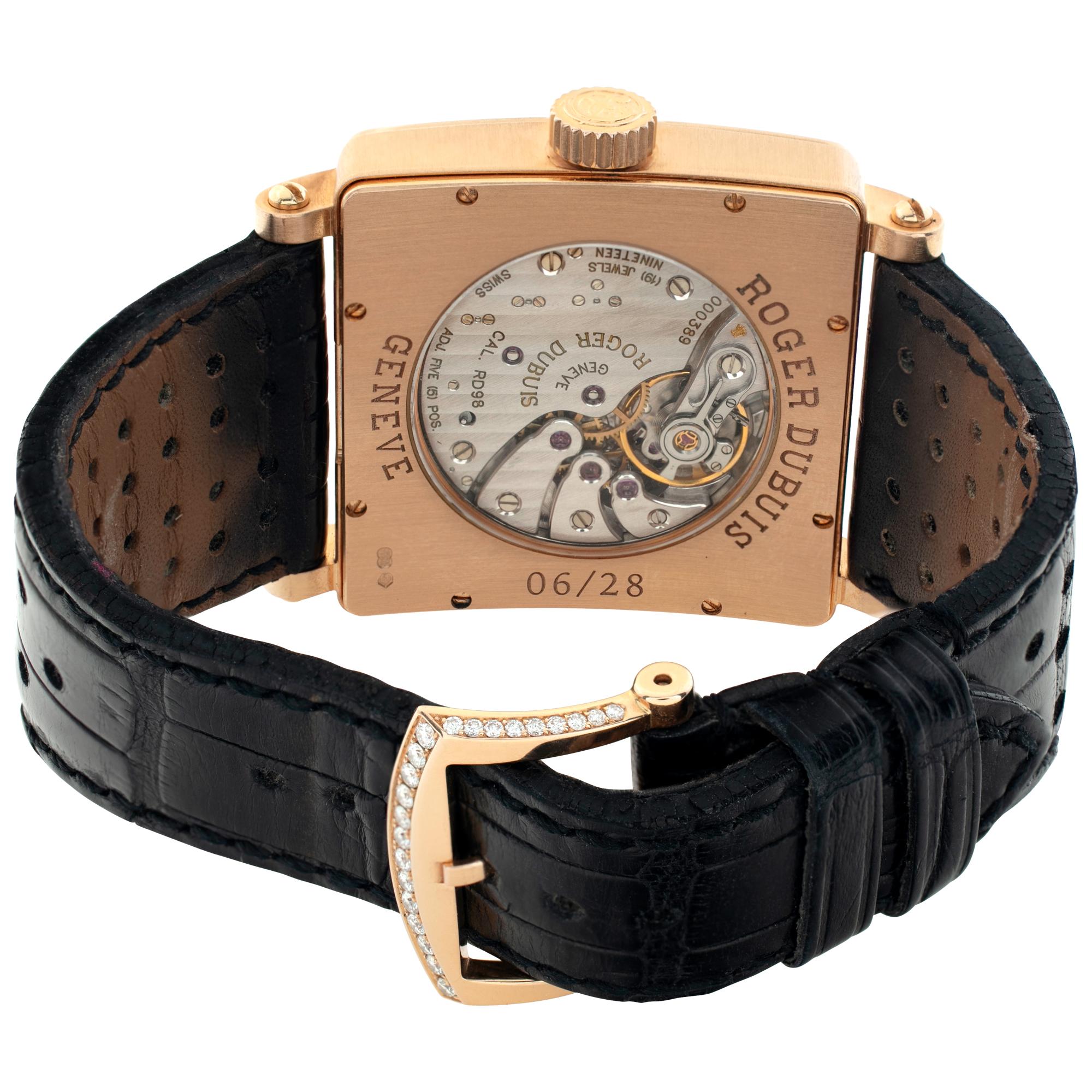 Roger Dubuis Montre-bracelet manuelle carrée dorée en or rose 18 carats Réf. G34 98 5-SD Unisexe en vente