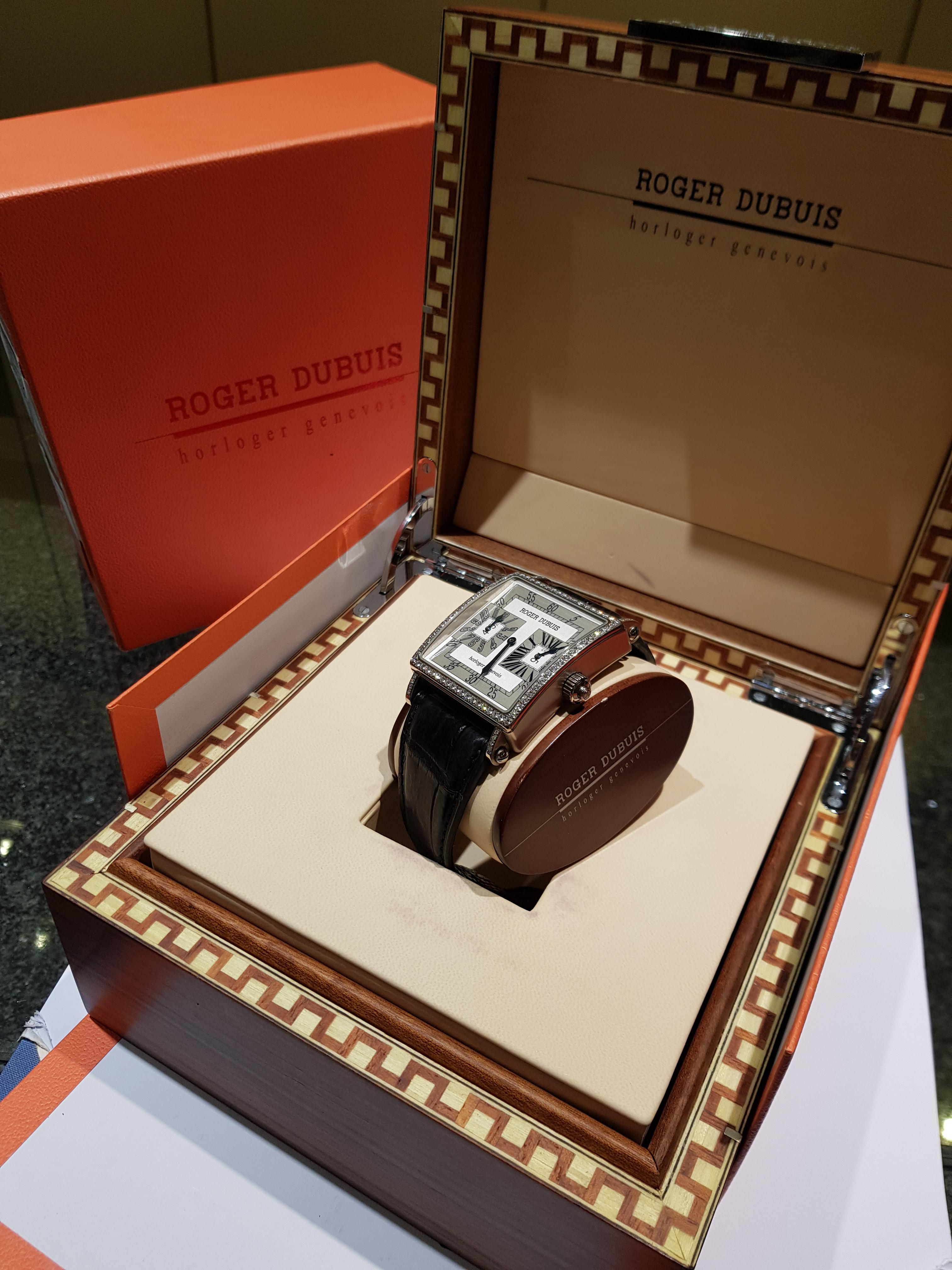 Or 18kt Roger Dubuis White Gold Square Limited Edition 28 Only GMT Jump Hour  en vente 11