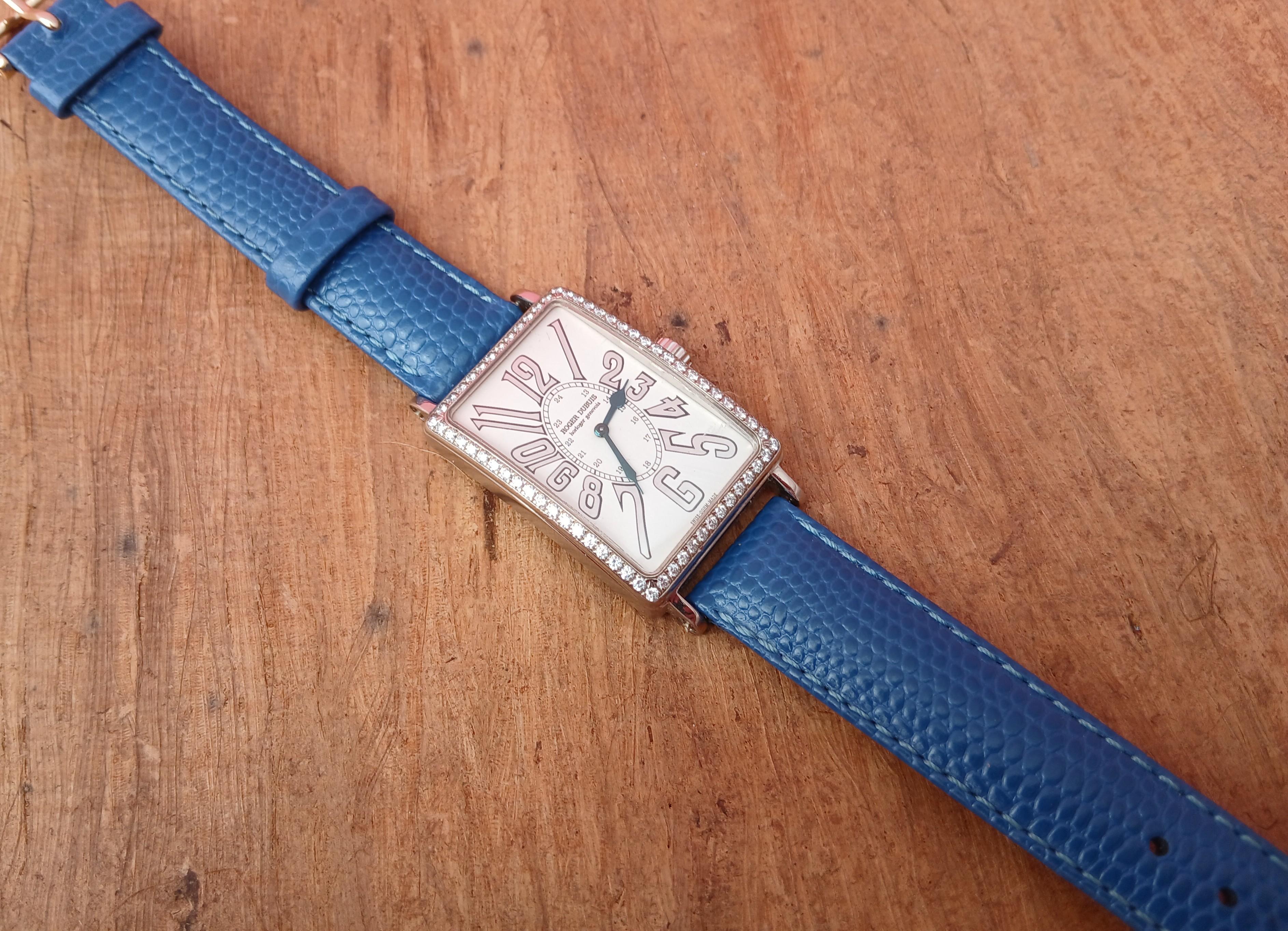 Marchio: Roger Dubuis

Model: Molto di più

Numero di riferimento: M25 - 20/28

Paese di produzione: Svizzera

Movimento: Vento a mano Cal RD18

Materiale della cassa: Oro bianco 18 carati con cassa di diamanti

Misure : Larghezza della cassa: 25