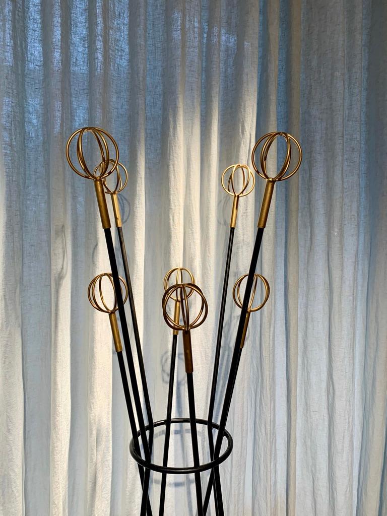 Französischer Garderobenständer aus der Mitte des Jahrhunderts, entworfen von Roger Feraud. Schwarzes Schmiedeeisen mit goldenen Kugeln in einem grafischen und sehr eleganten Design.