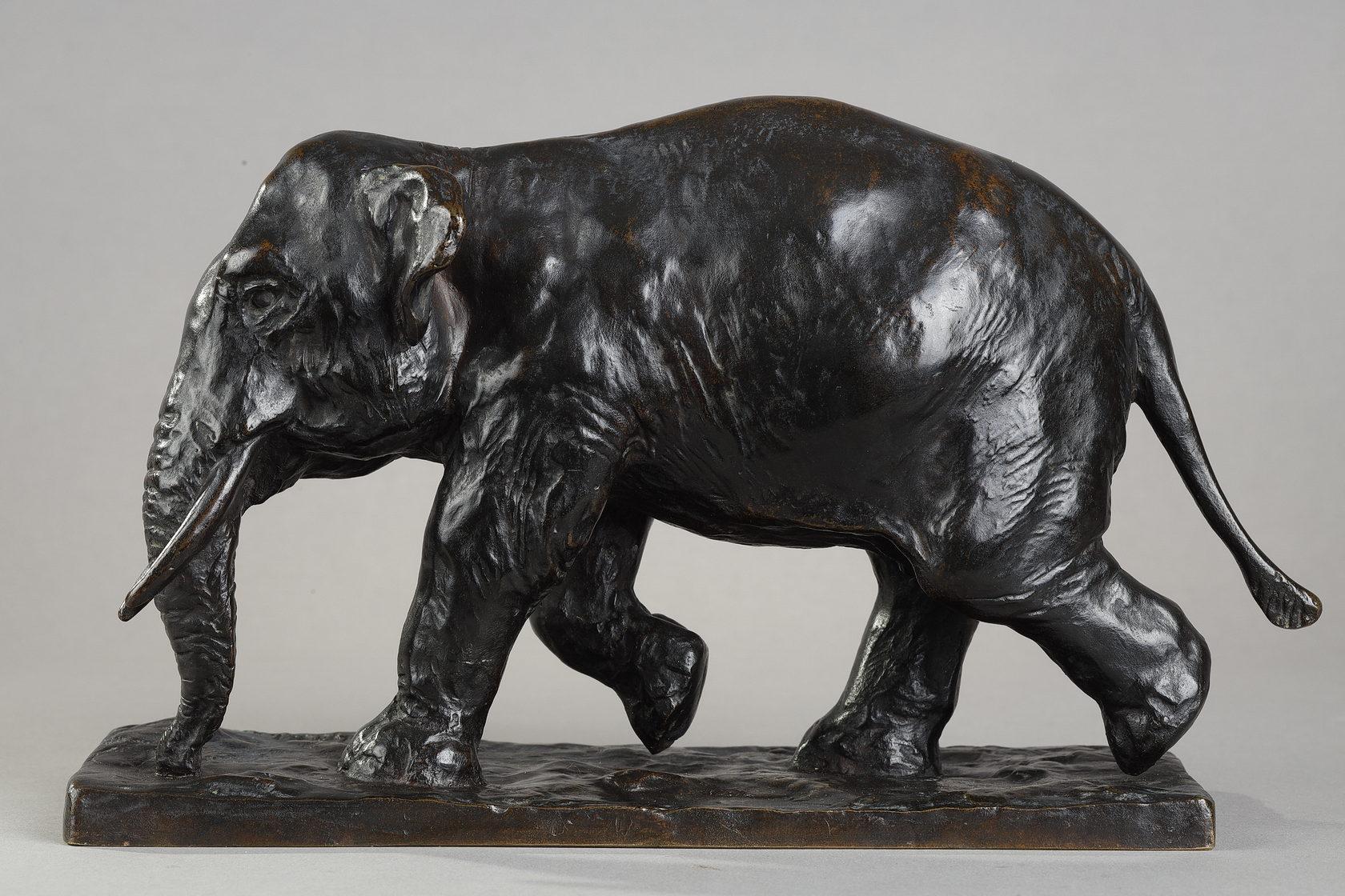 Le trot de l'éléphant
par Roger GODCHAUX (1878-1958)

Rare sculpture en bronze à la patine brun foncé nuancée
Signé 