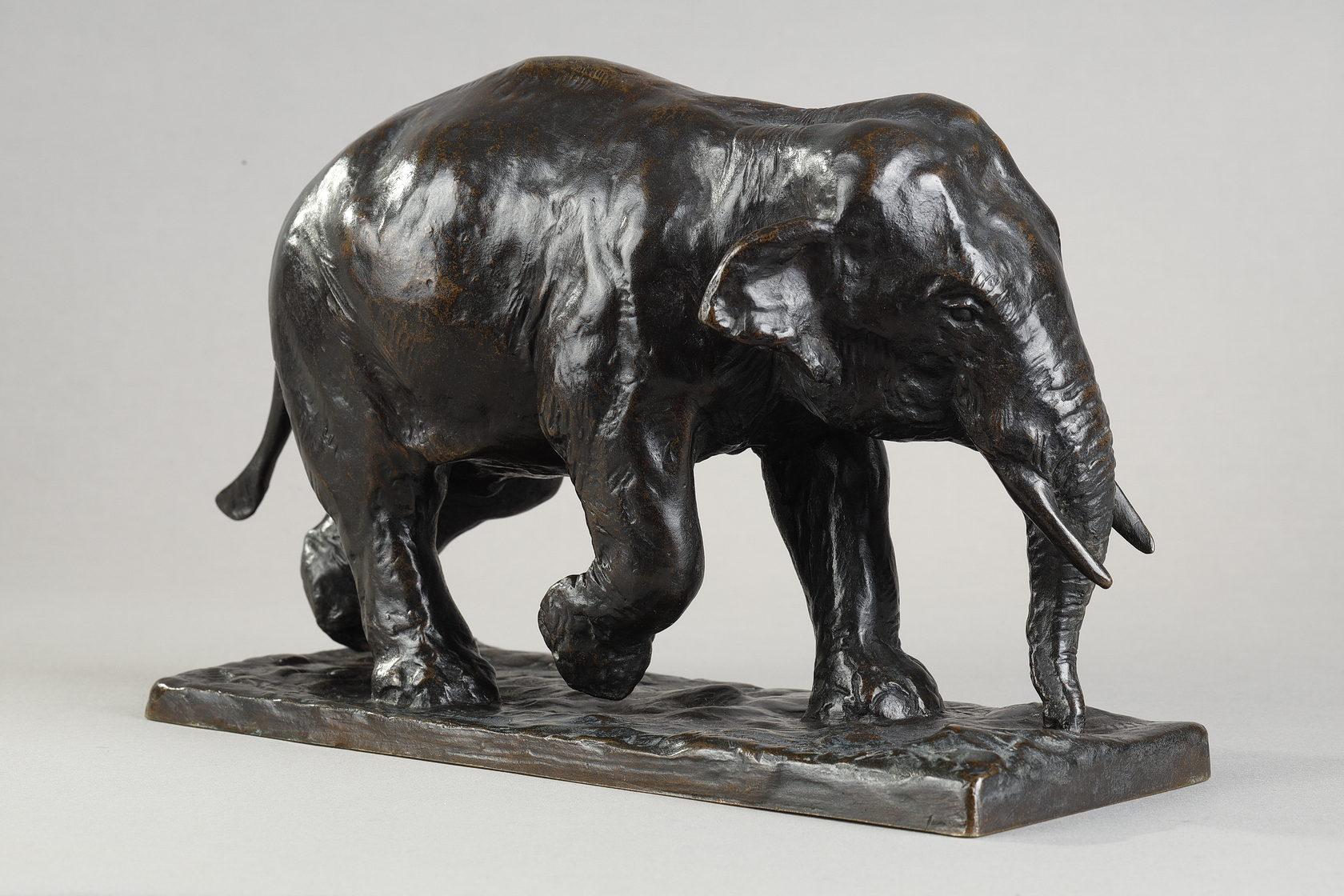 Roger Godchaux Figurative Sculpture - Elephant trotting