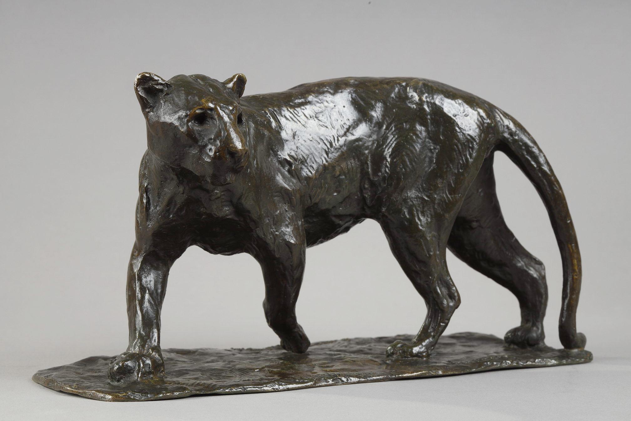 Löwin Drehen – Sculpture von Roger Godchaux