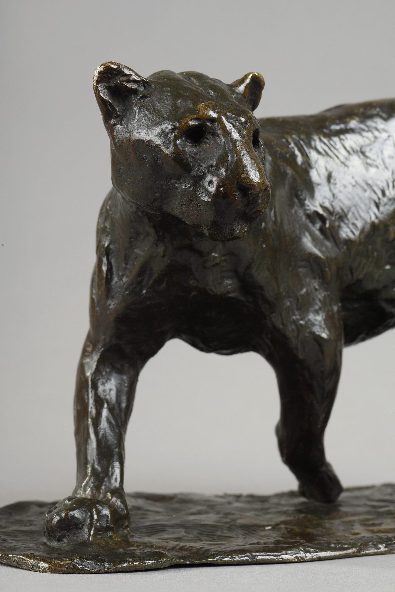 Löwin Drehen (Französische Schule), Sculpture, von Roger Godchaux