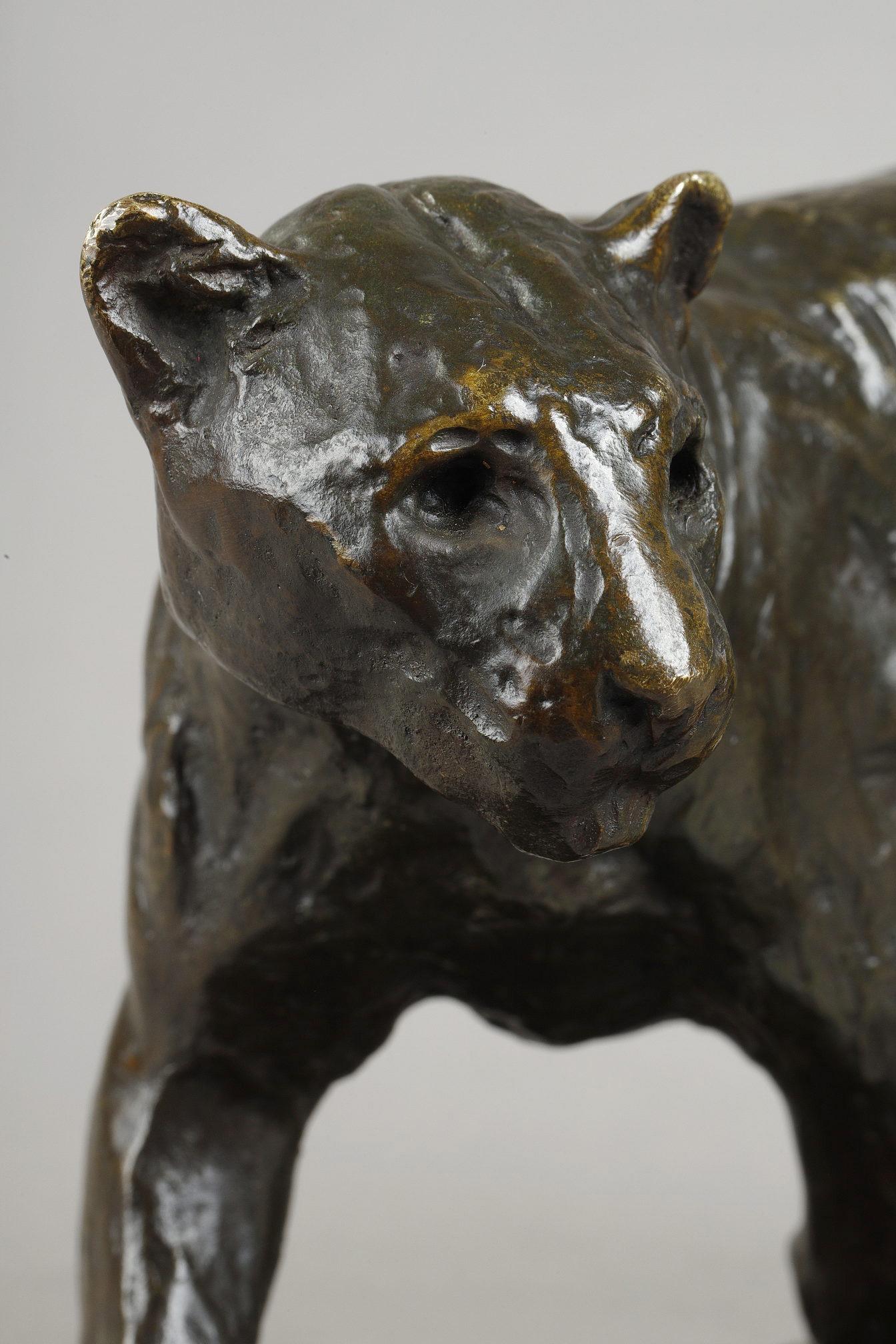 Löwin Drehen (Gold), Figurative Sculpture, von Roger Godchaux