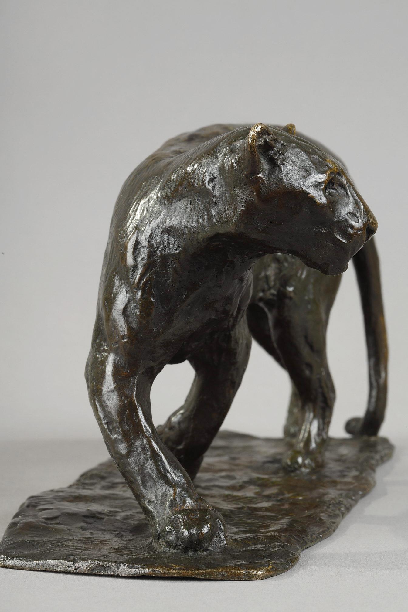 Löwin Drehen
von Roger GODCHAUX (1878-1958)
 
Eine sehr schöne Bronzeskulptur mit nuancierter grünlich-dunkelbrauner Patina
Signiert 