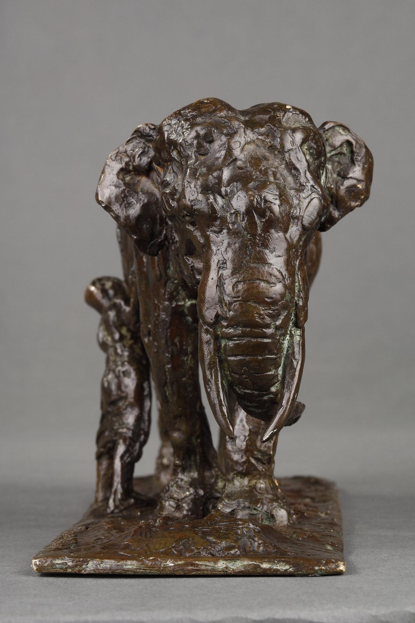 Mahout che lava il suo elefante - Figurative Sculpture Oro di Roger Godchaux