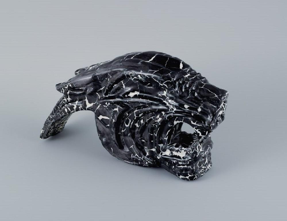 Roger Guerin (1896-1954). Einzigartige Skulptur aus schwarz glasierter Keramik. Tigerkopf.
Ca. 1960er Jahre.
In gutem Zustand mit geringen Gebrauchsspuren.
Unterschrieben.
Maße: Länge 34,0 x Höhe 18,0 Tiefe 9,0 cm.