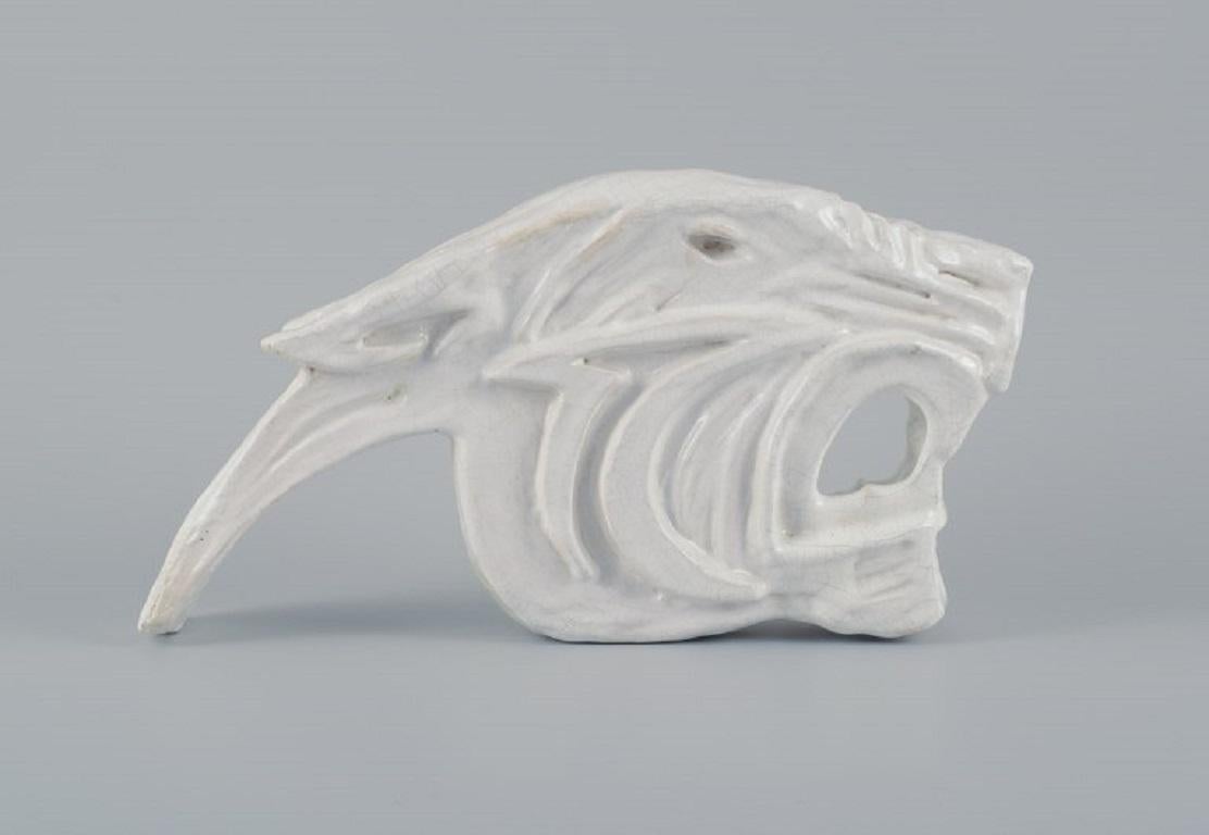 Roger Guerin (1896-1954). Einzigartige Skulptur aus weiß glasierter Keramik. Tigerkopf.
ca. 1960er Jahre.
In gutem Zustand mit geringen Gebrauchsspuren.
Unterschrieben.
Maße: Länge 34,0 x Höhe 18,0 Tiefe 9,0 cm.