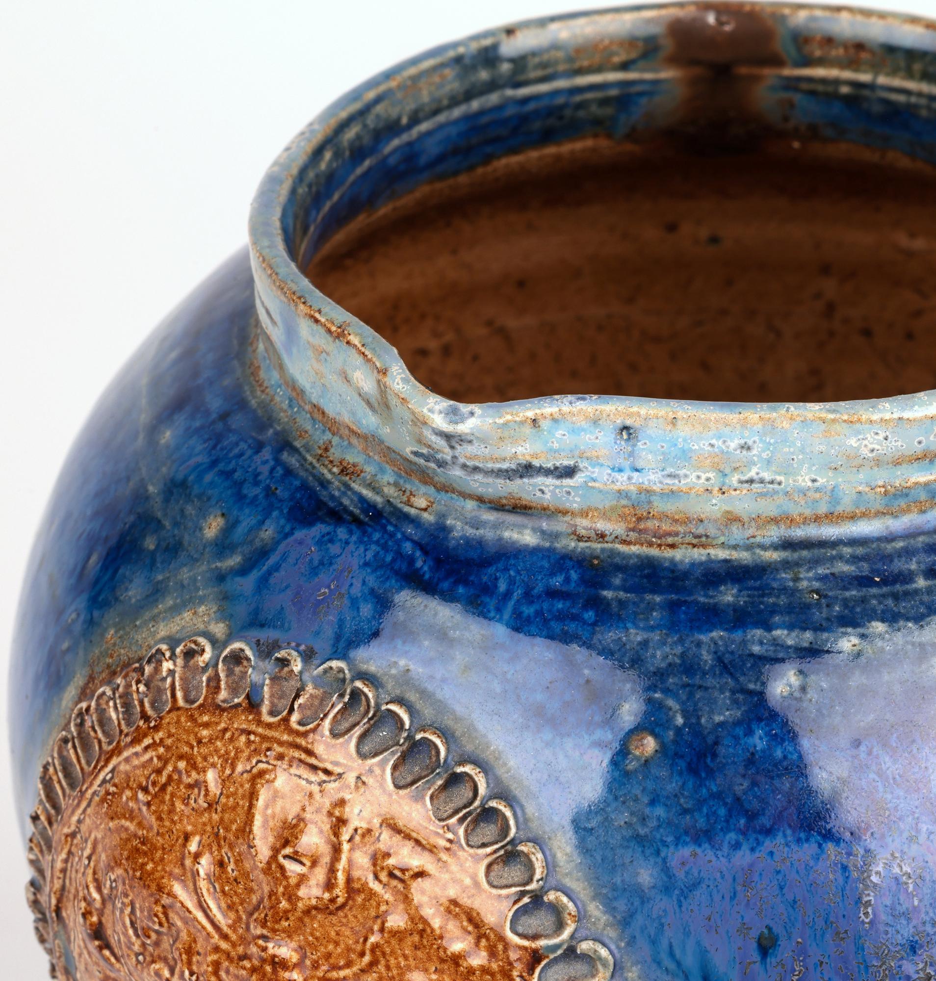 Jarra con cresta de cerámica Art Déco belga Roger Guérin en venta 7