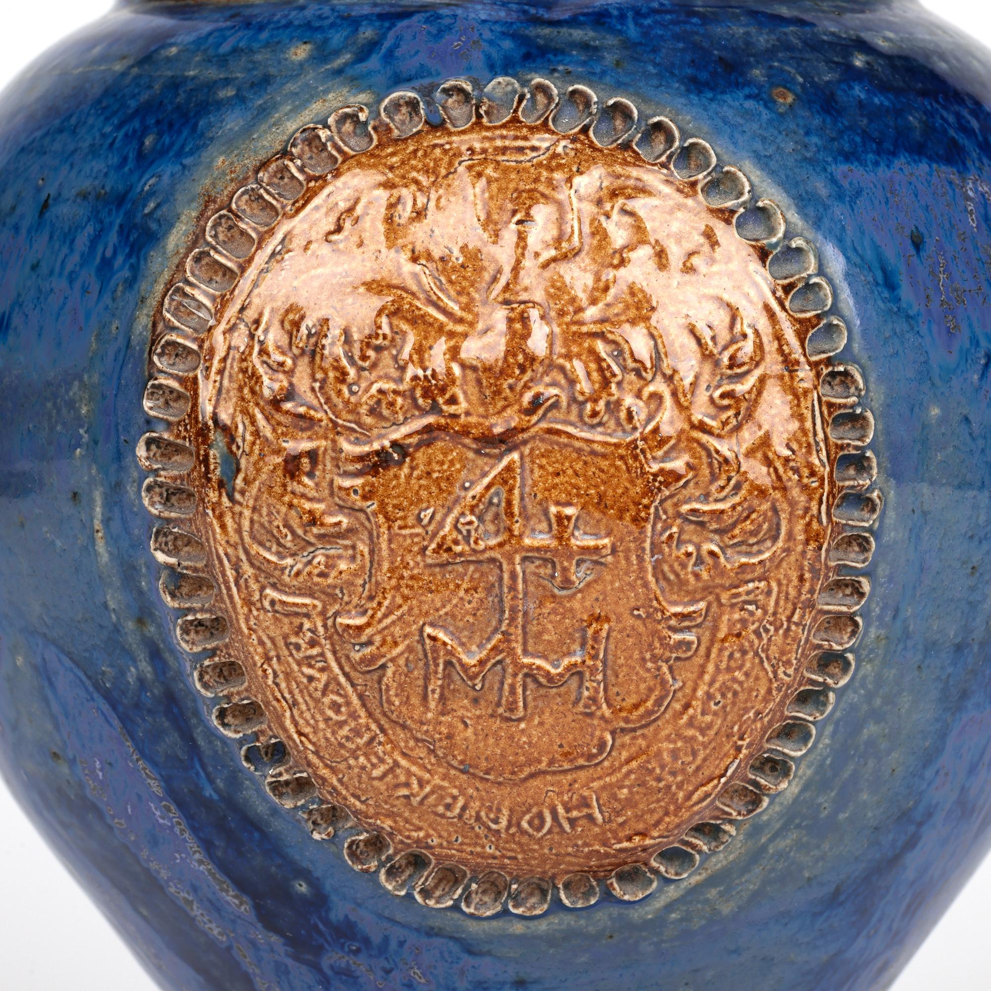 Una jarra con cresta de cerámica artística belga Art Decó muy elegante, obra del famoso y aclamado alfarero Roger Guérin (belga, 1896-1954) y que data de alrededor de 1930.

Roger Guérin (1896-1954) era un ceramista belga del pueblo de Bouffioulx,