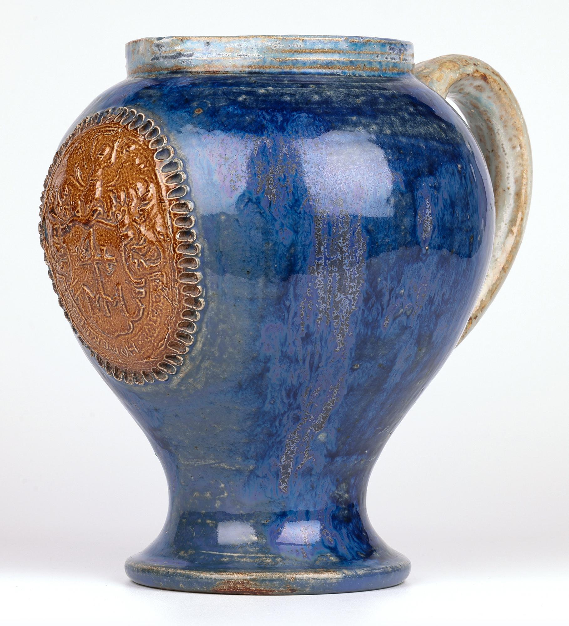 Jarra con cresta de cerámica Art Déco belga Roger Guérin mediados del siglo XX en venta