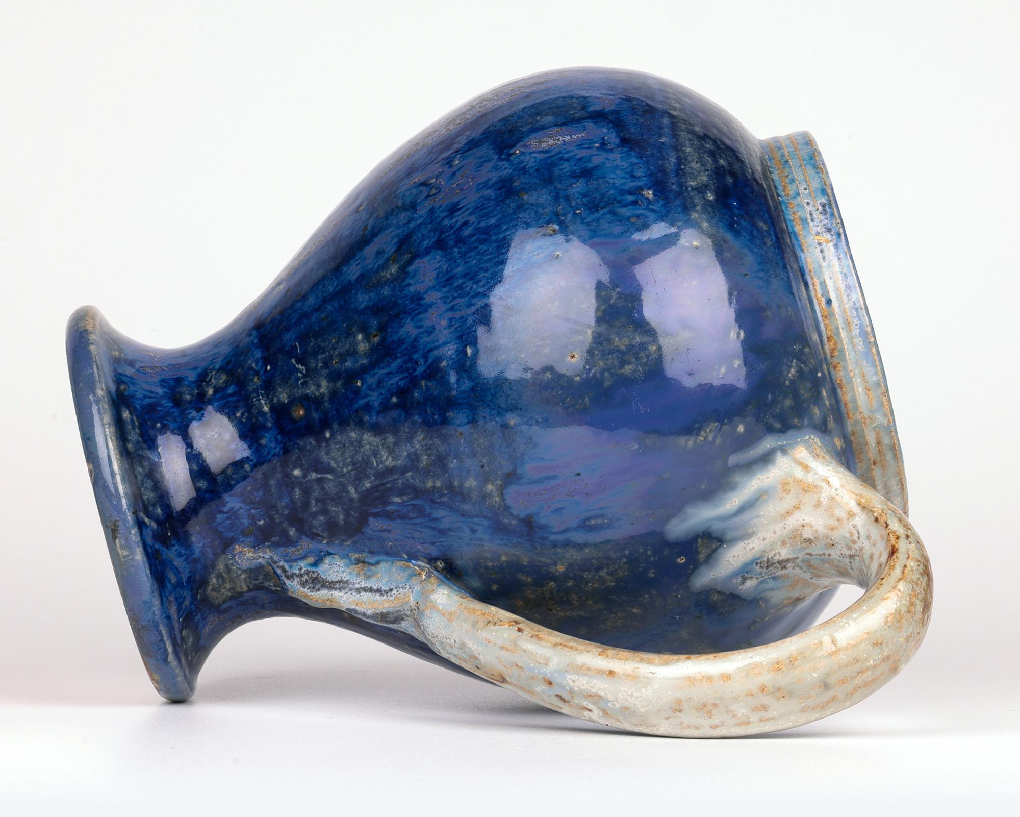 Jarra con cresta de cerámica Art Déco belga Roger Guérin en venta 3