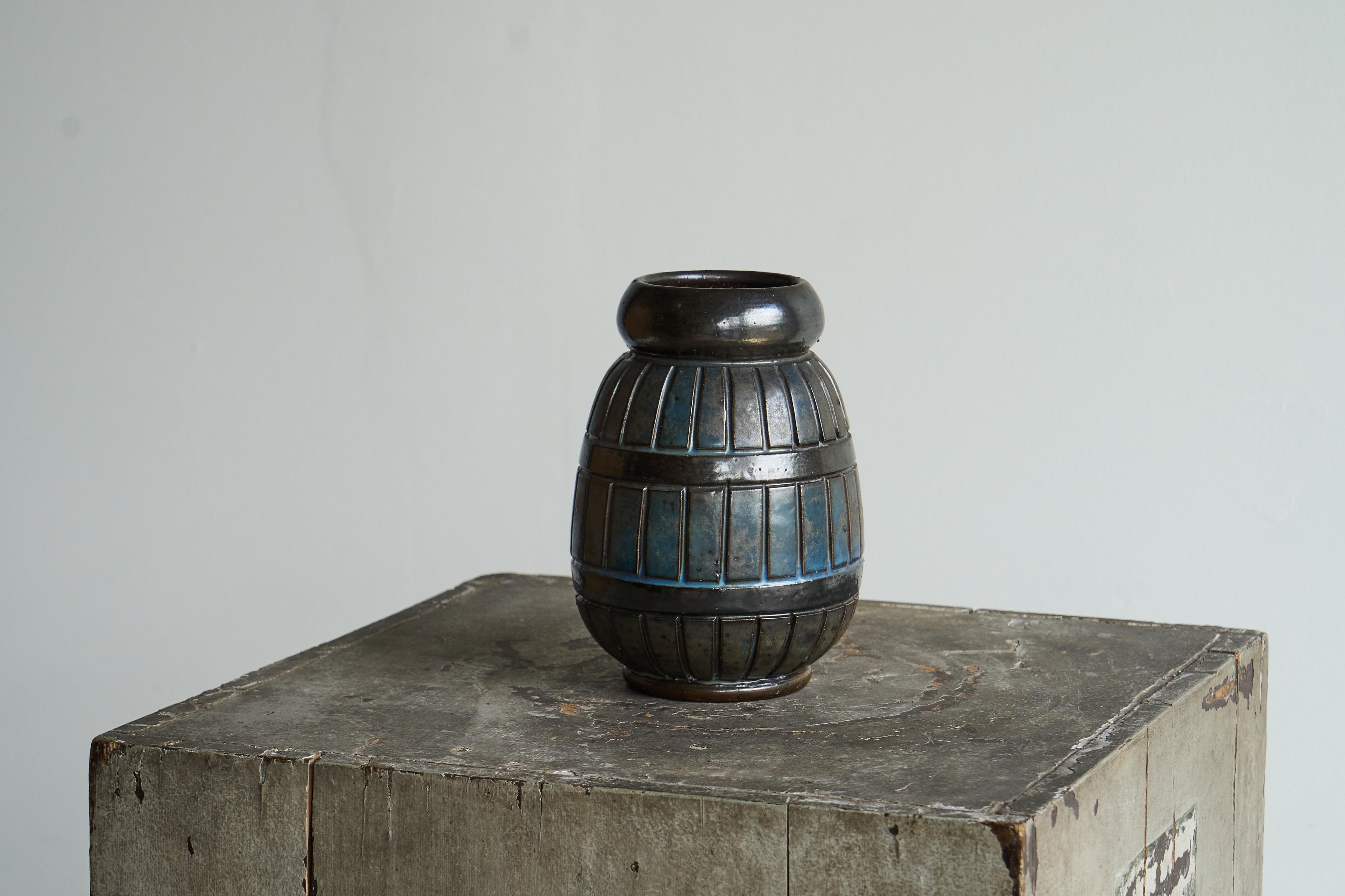 Vase en poterie du Studio Roger Guérin Belgique années 1930.

Magnifique vase en poterie de studio du début du 20e siècle par Roger Guerin de Bouffioulx, Belgique. Son atelier était l'un des plus connus de la région et a acquis une bonne réputation