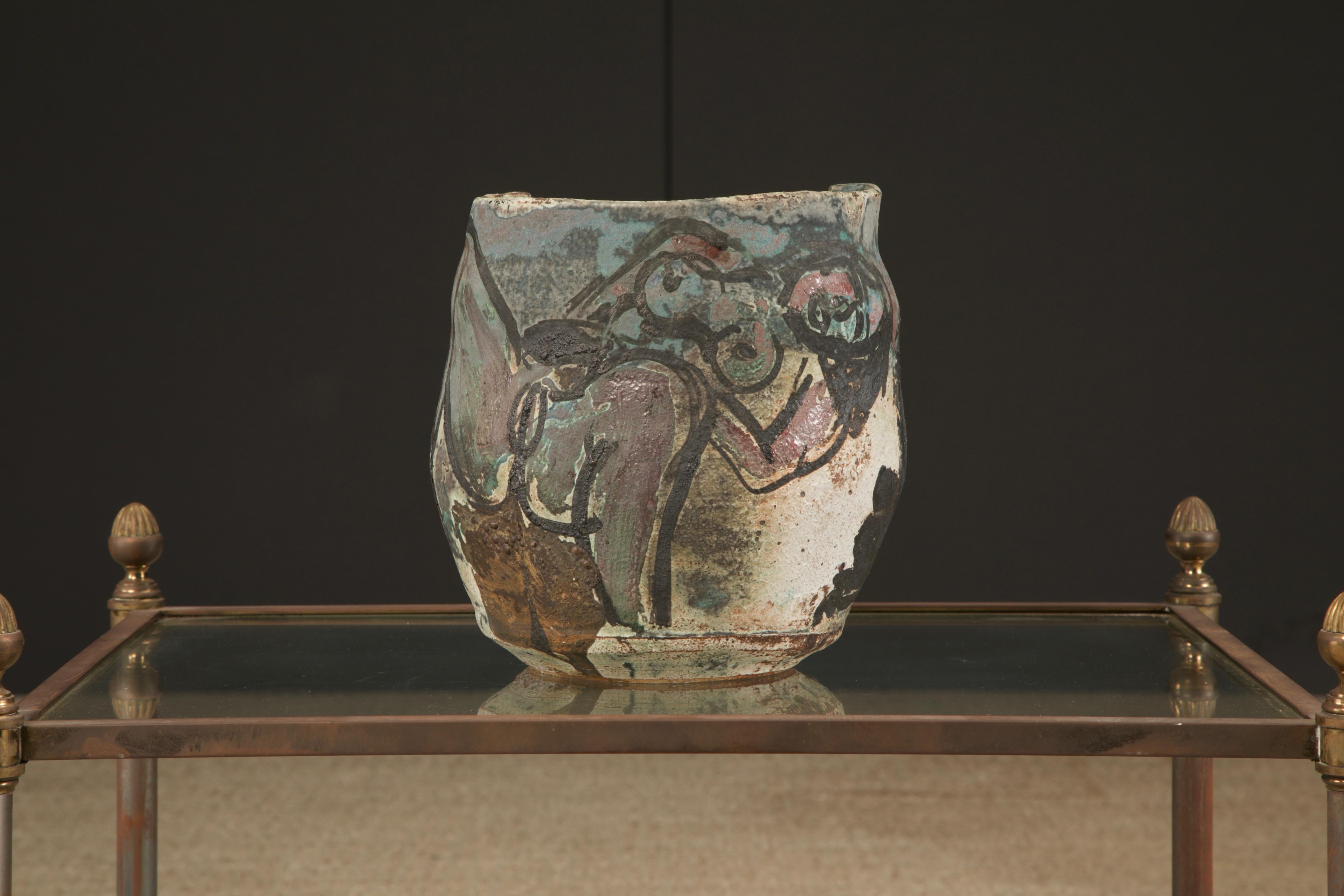 Un originale vaso in ceramica a tema erotico di Roger Herman, firmato e datato RH 97. Il bordo del vaso è intenzionalmente 
