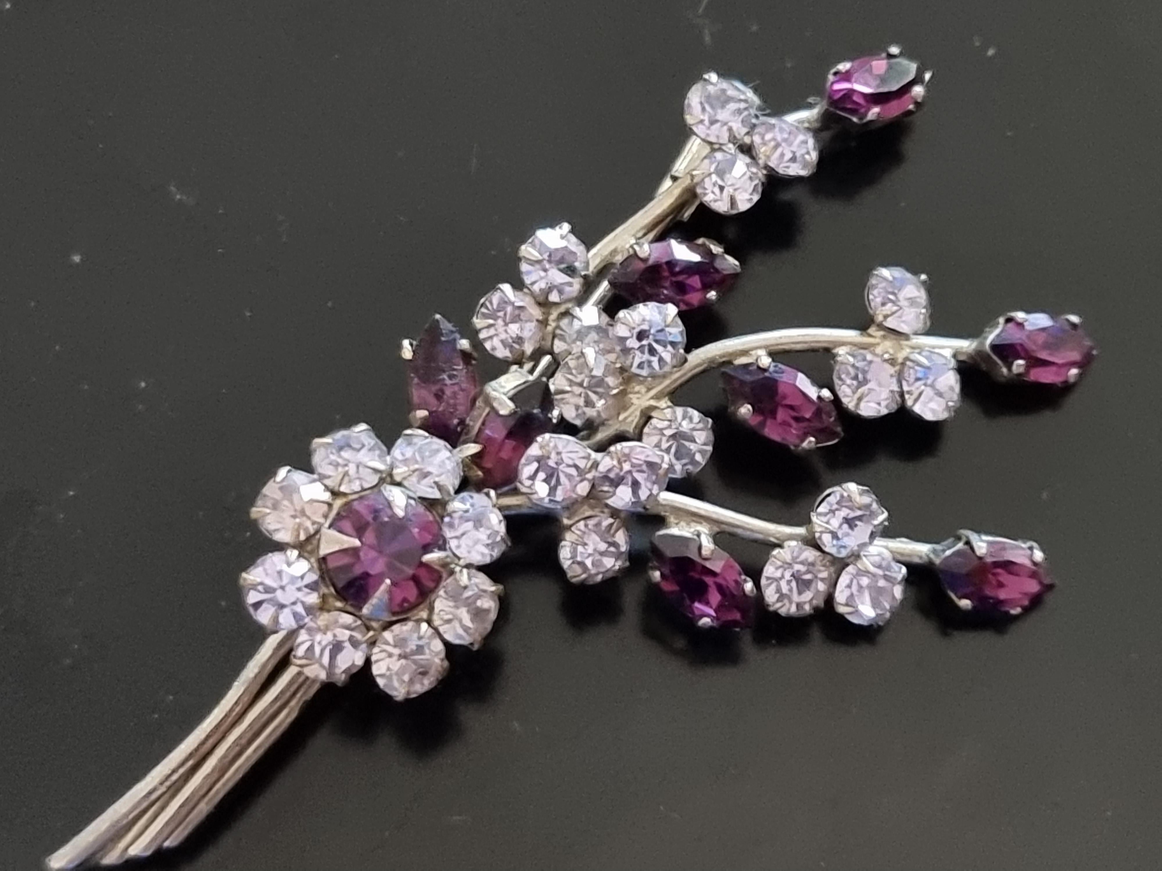 Magnificent old BROOCH:
vintage 50's,
in silver metal, glass rhinestones,
by High Fashion designer ROGER Jean Pierre,
Brooch dimensions 6.8 x 3.8 cm,
good condition.

The French jeweler and designer, famous parurier Roger Jean Pierre has been