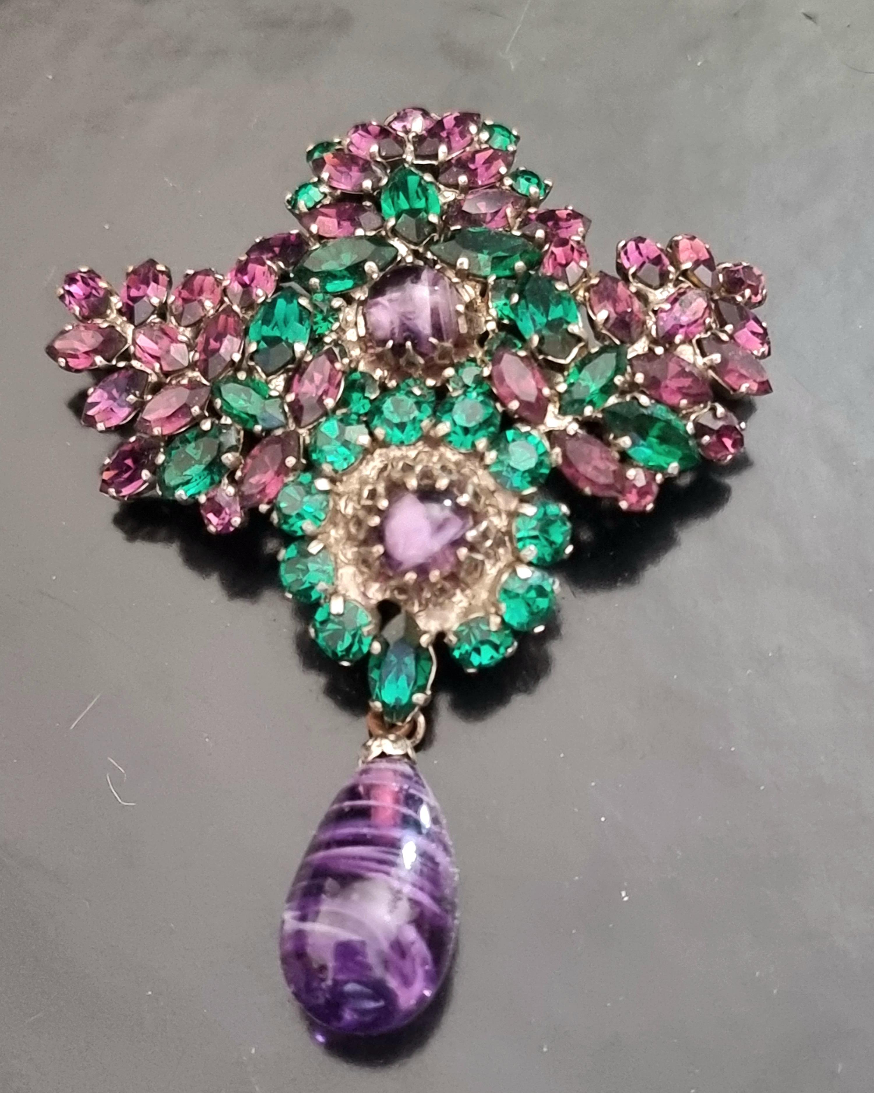 Magnificent old BROOCH,
vintage 50's,
glass rhinestones, glass beads,
by Haute Couture designer ROGER Jean Pierre,
dimensions 9 x 6 cm, weight 29 g,
good condition.

The jeweler and designer, famous French parurier ROGER Jean Pierre has been