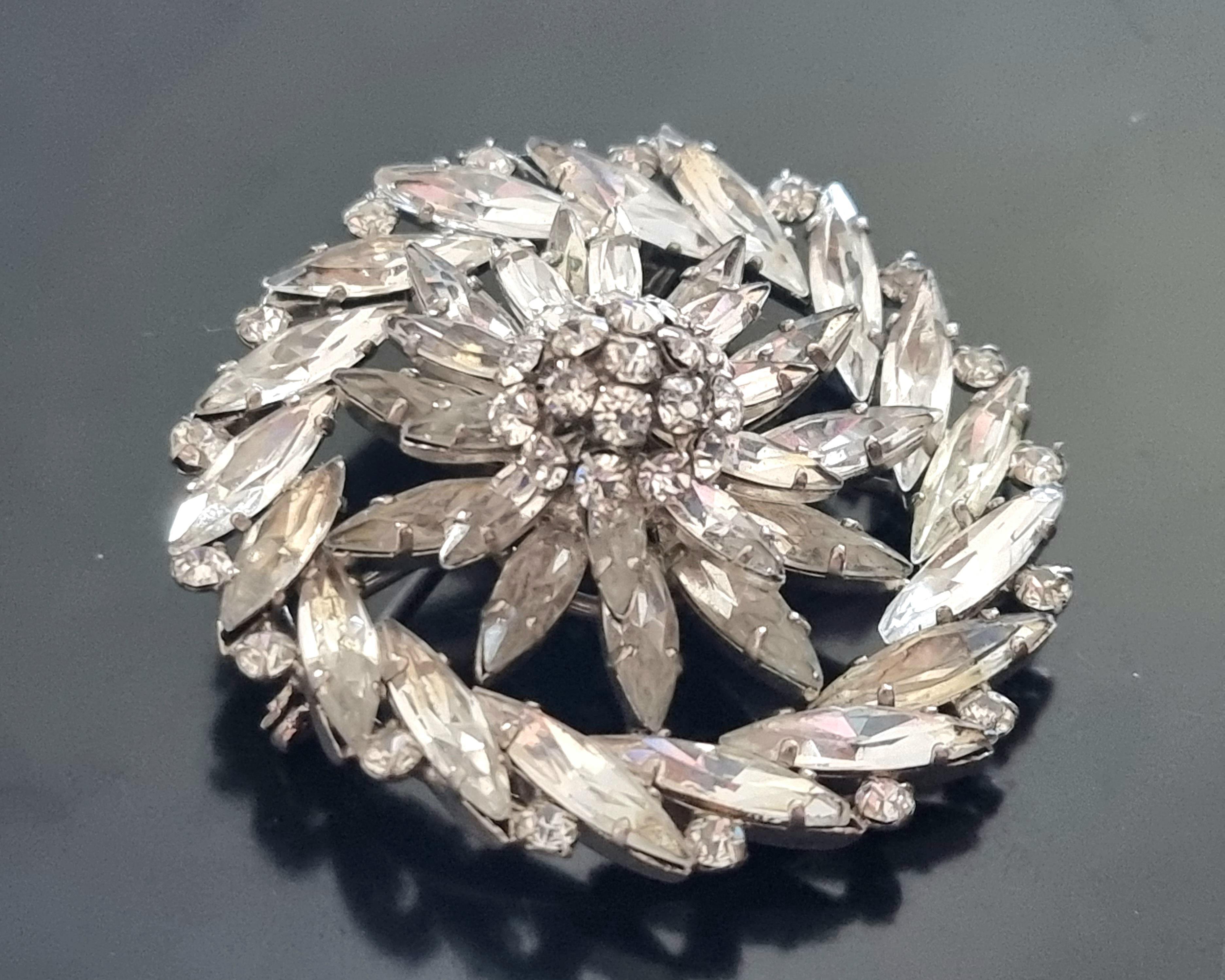 Magnificent old BROOCH,
vintage 50's,
in silver metal, glass rhinestones,
by Haute Couture designer ROGER Jean Pierre,
dimensions 5 x 5 cm, weight 22 g,
good condition.

The jeweler and designer, famous French parurier ROGER Jean Pierre has been