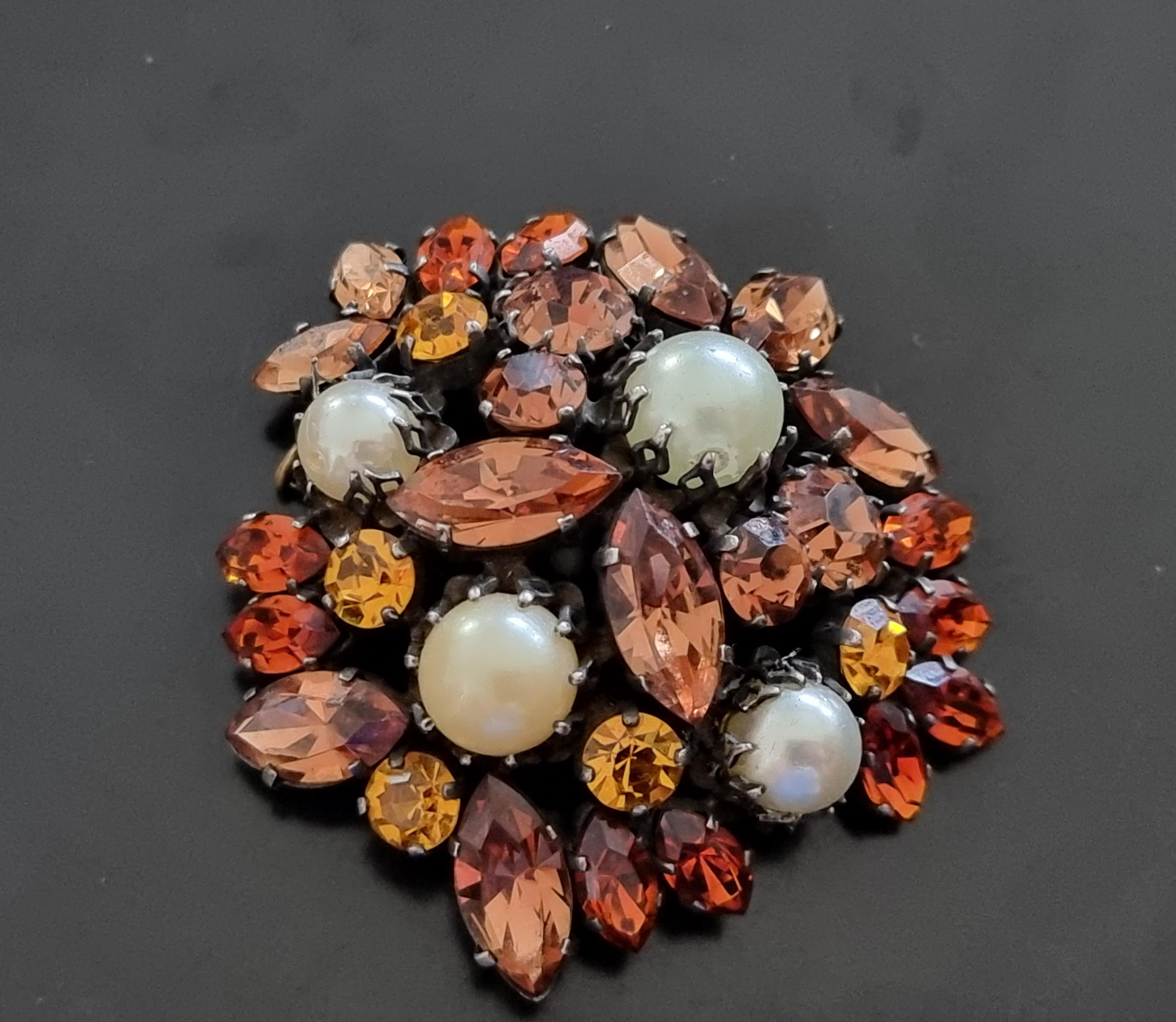 Magnificent old BROOCH,
vintage 50's,
in blackened metal, glass rhinestones, pearls,
by Haute Couture designer ROGER Jean Pierre,
dimensions 5.5 x 5.5 cm, weight 24 g,
good condition.

The jeweler and designer, famous French parurier ROGER Jean