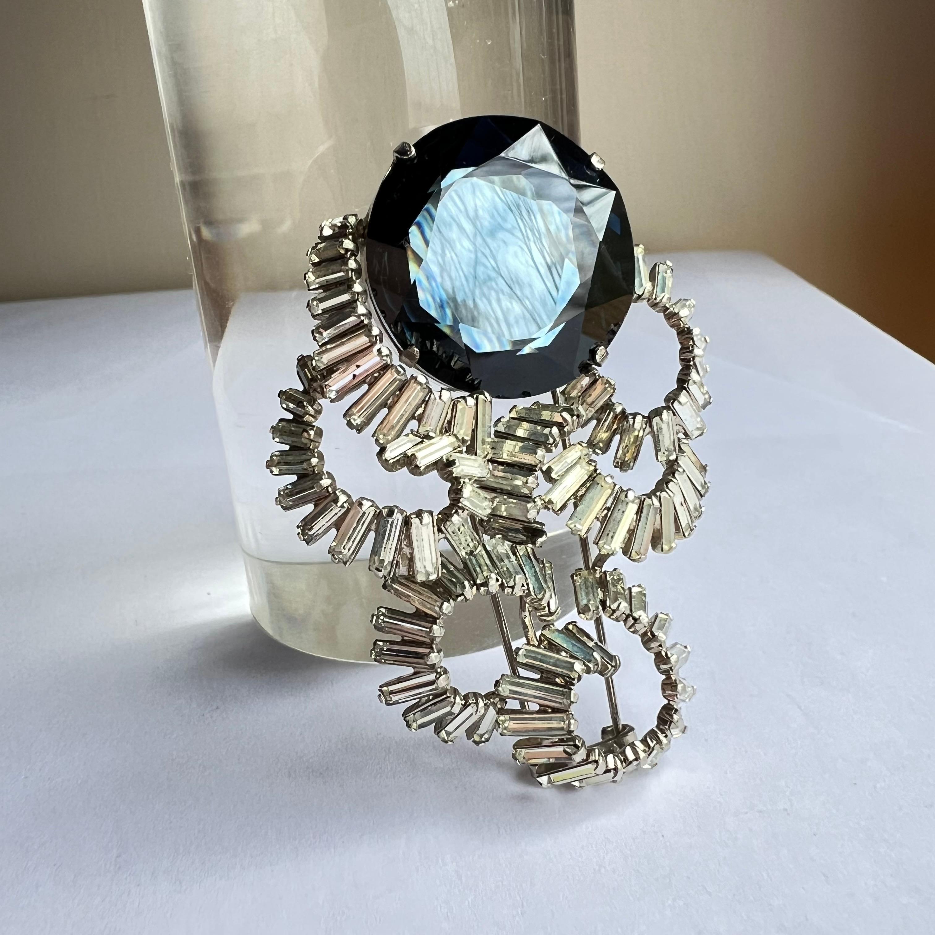 Broche de piel Roger Jean-Pierre Paris Depose Vintage 
Brillante Cabeza Light AB Rhinestone con atrevidos reflejos de púrpuras y azules con el arco iris. Sobre una cascada de baguettes esculpidas de strass transparente. Absolutamente Magnífico