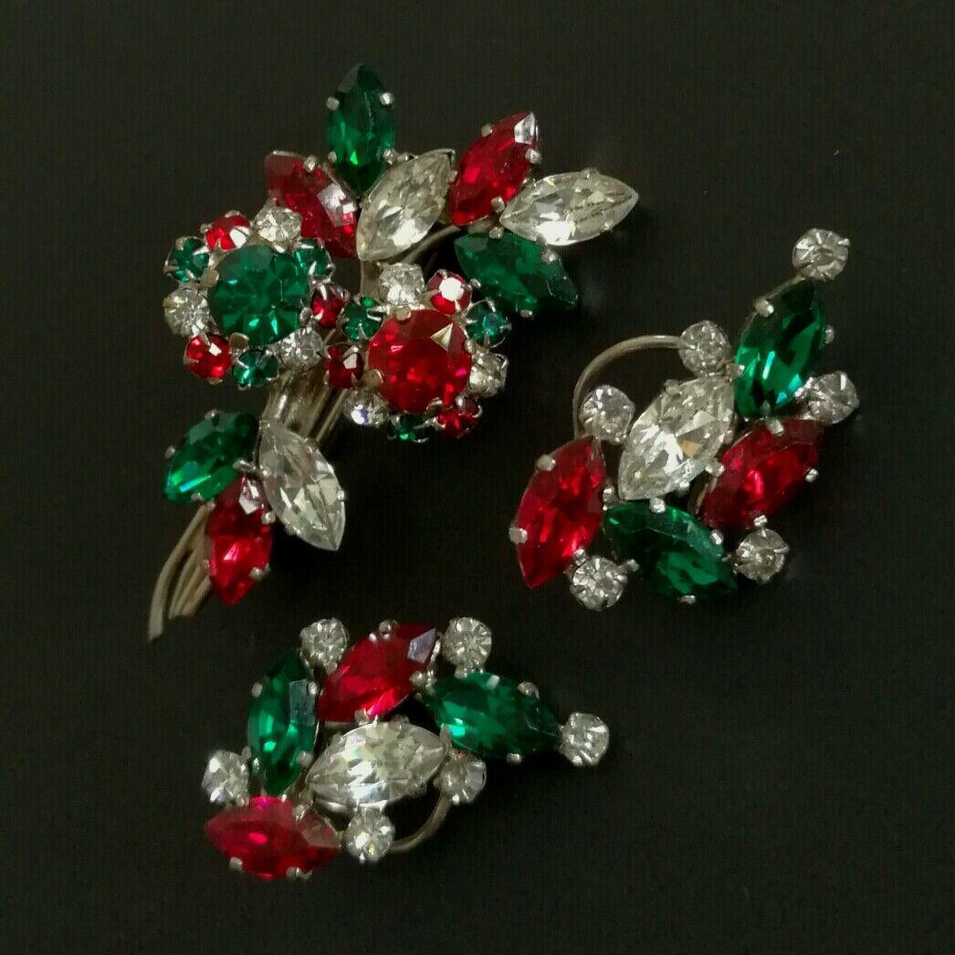 Sublime rare old SET: BROOCH and Clip-on EARRINGS,
50s vintage,
in silver metal adorned with colored rhinestones in glass,
by French Haute Couture designer ROGER JEAN PIERRE,
BROOCH dimensions: 5 x 2.5 cm,
EARRING dimensions: 2.8 x 1.5 cm,
very good