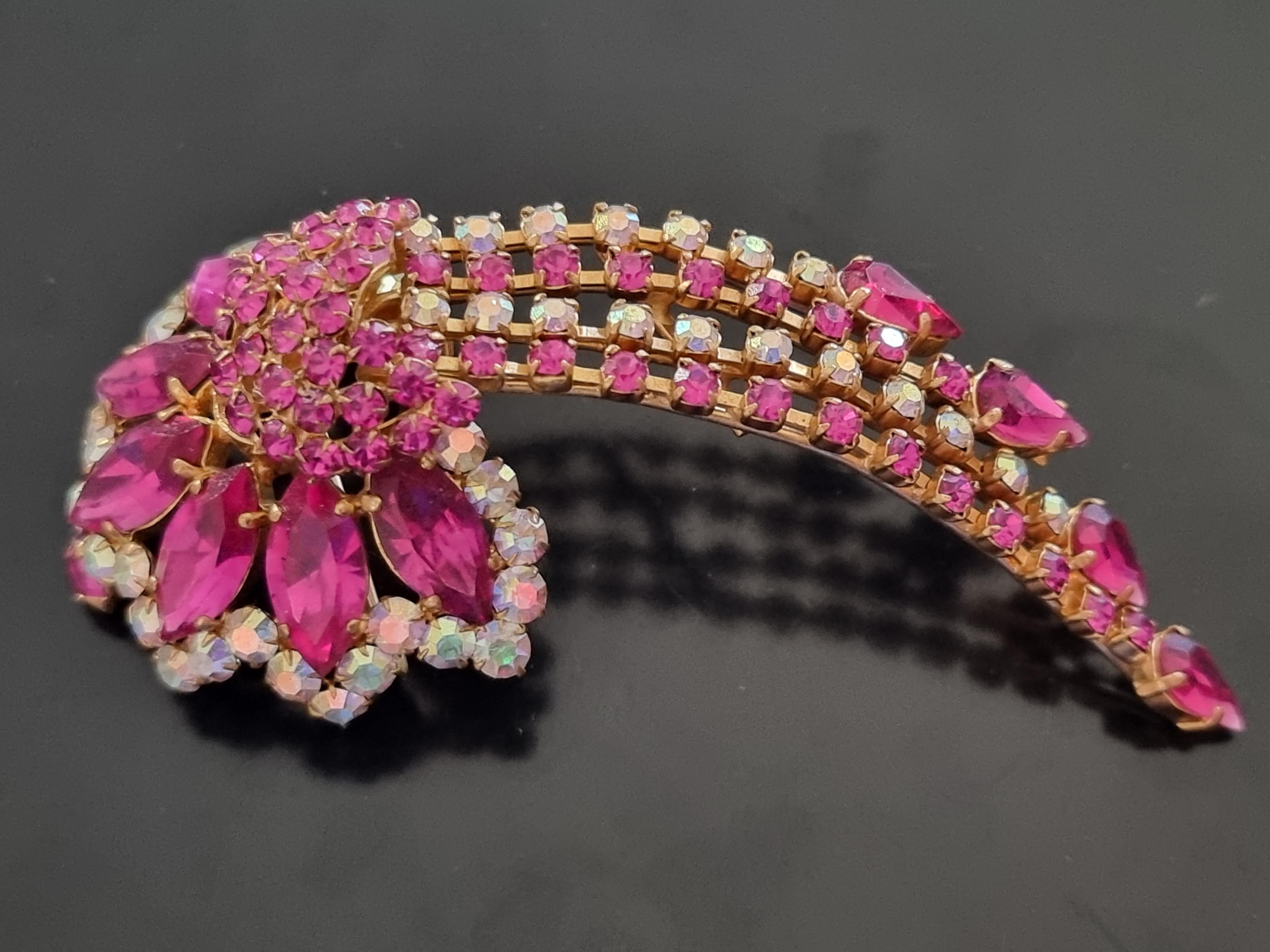 Magnificent large old brooch,
vintage 30s - 40s,
gold metal, glass rhinestones,
by Haute Couture designer ROGER Jean Pierre, probably for Elsa SCHIAPARELLI,
dimensions 9 x 4 cm, weight 24 g,
inscription 