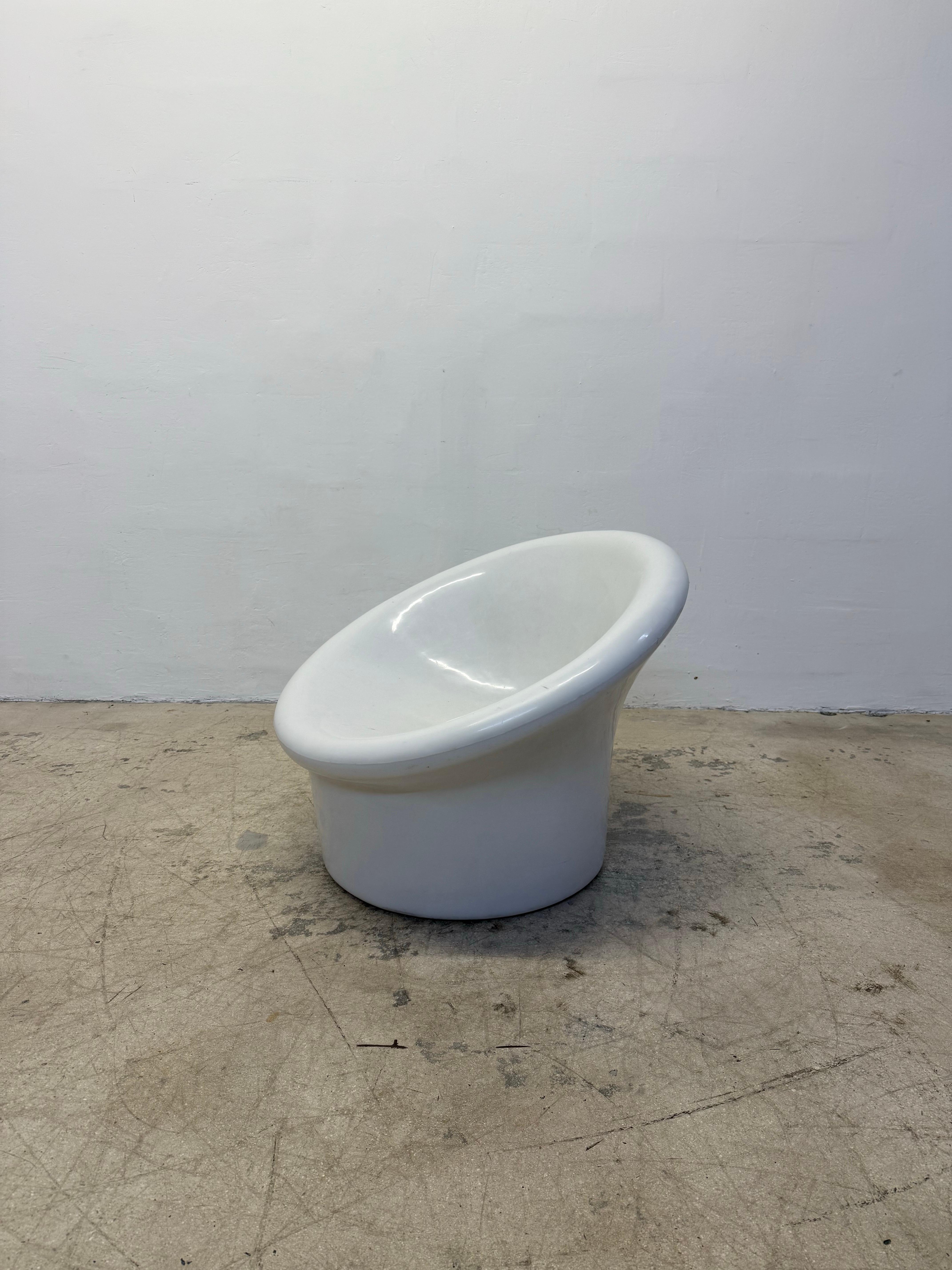 Chaise longue d'intérieur/extérieur en plastique industriel blanc moulé du milieu du siècle dernier, conçue par Roger L. Gerber pour Venture Line, dans les années 1960.