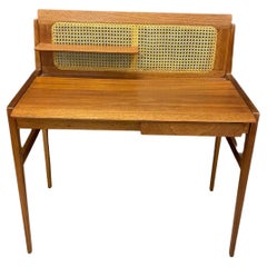 Roger Landault 'Attribué à' Table de bureau élégante en noyer circa 1960