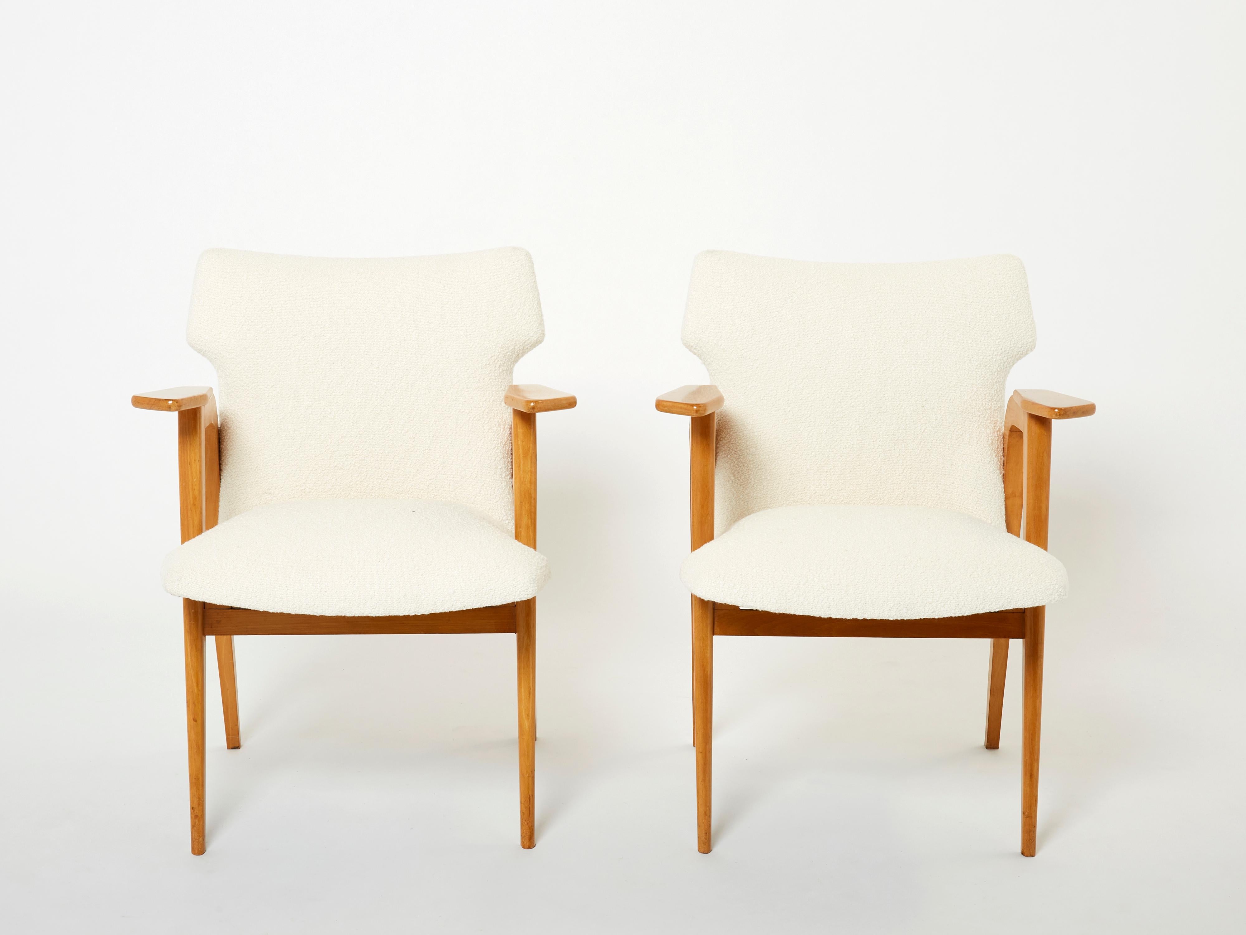 Ces élégants fauteuils compas ajouteront certainement un élément de modernisme chic à n'importe quelle pièce de votre maison. Conçus par Roger Landault à la fin des années 1950, avec des cadres en chêne massif, ces fauteuils sont de merveilleux