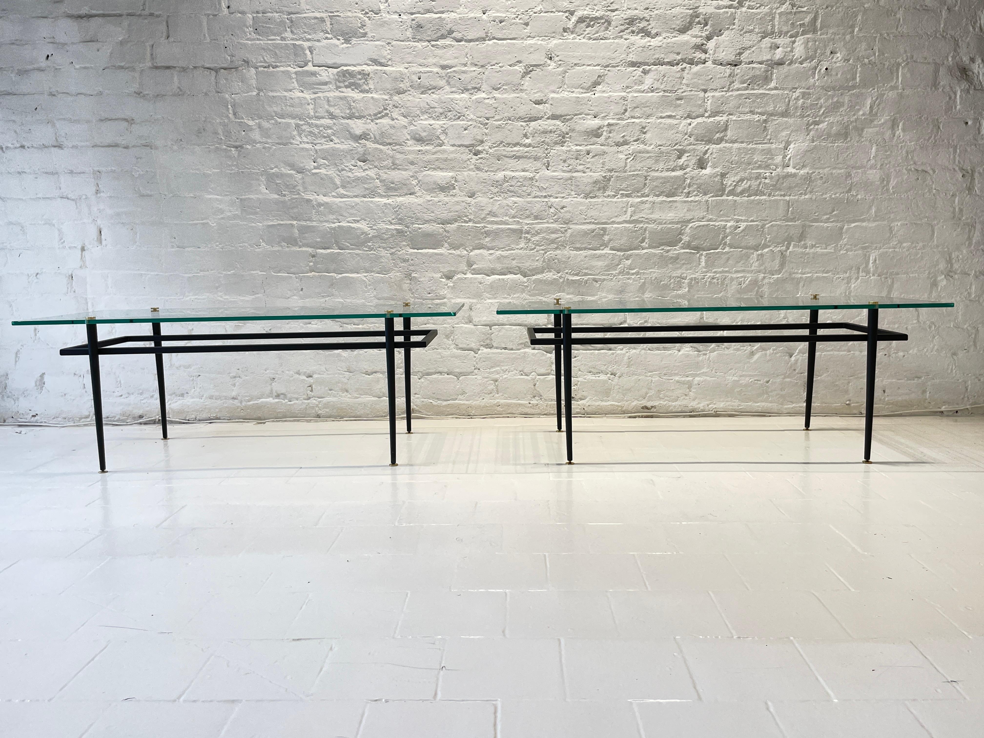 La seule et unique table basse Airborne authentique de France,
vers 1960.
Tube carré noir en acier laqué avec verre original de 10 mm et laiton.
En parfait état vintage.
Bibliographie : Madeleine Fuchs, 