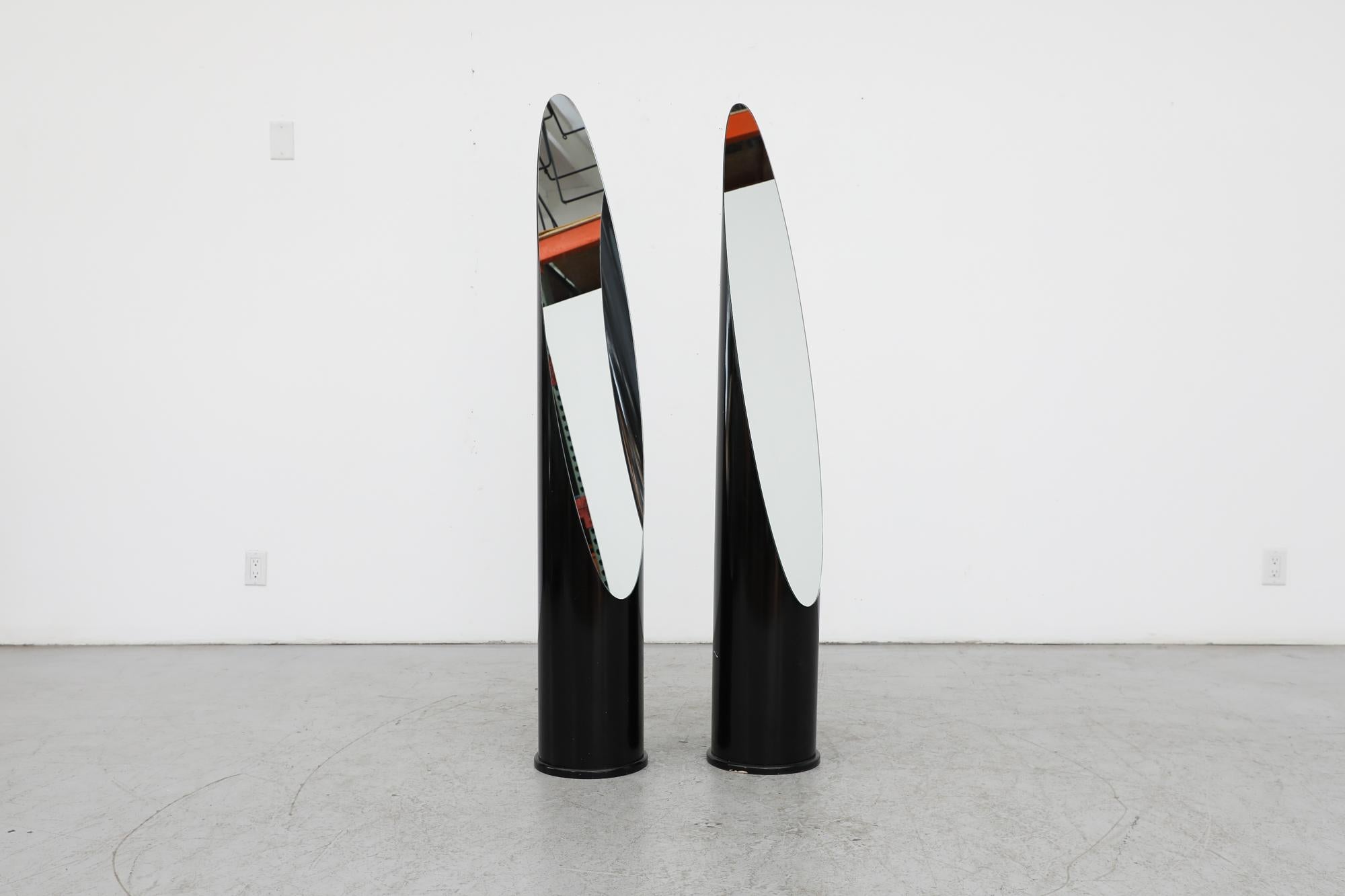 Roger Lecal Style 1970er Jahre schwarzer Lippenstift Spiegel. Lecal, auf dessen Arbeiten diese Arbeit basiert, arbeitete für Werbefirmen, bevor er 1958 sein eigenes Designbüro gründete. In den 1960er Jahren wurde er durch seine lebhaften, grafischen
