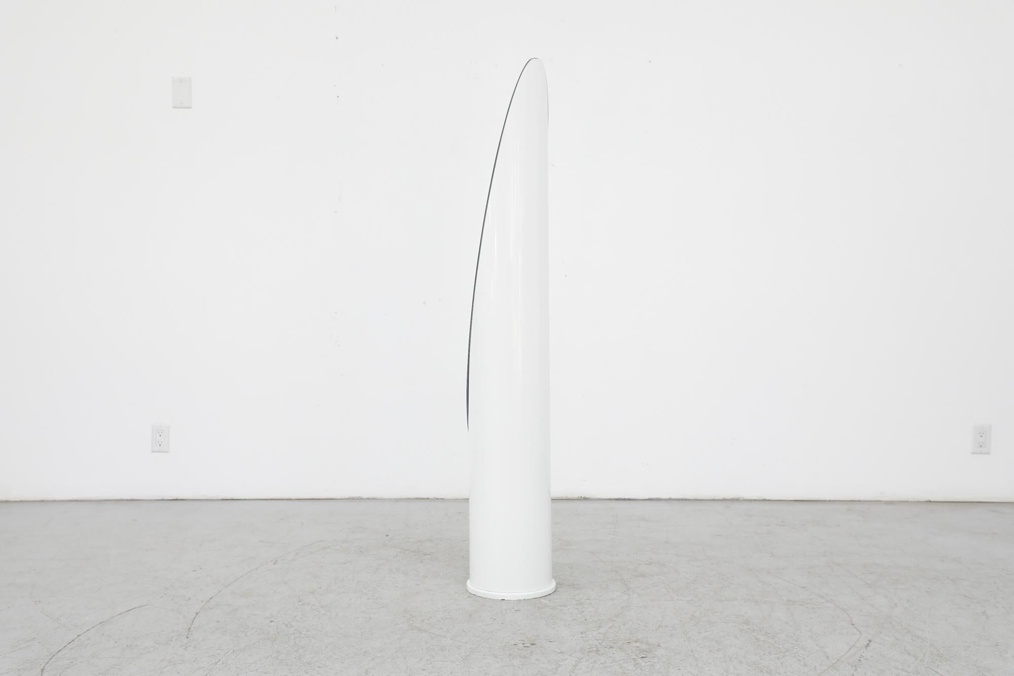 Mid-Century moderno Specchio ovale Roger Lecal Style White Lipstick con base spessa in acrilico in vendita