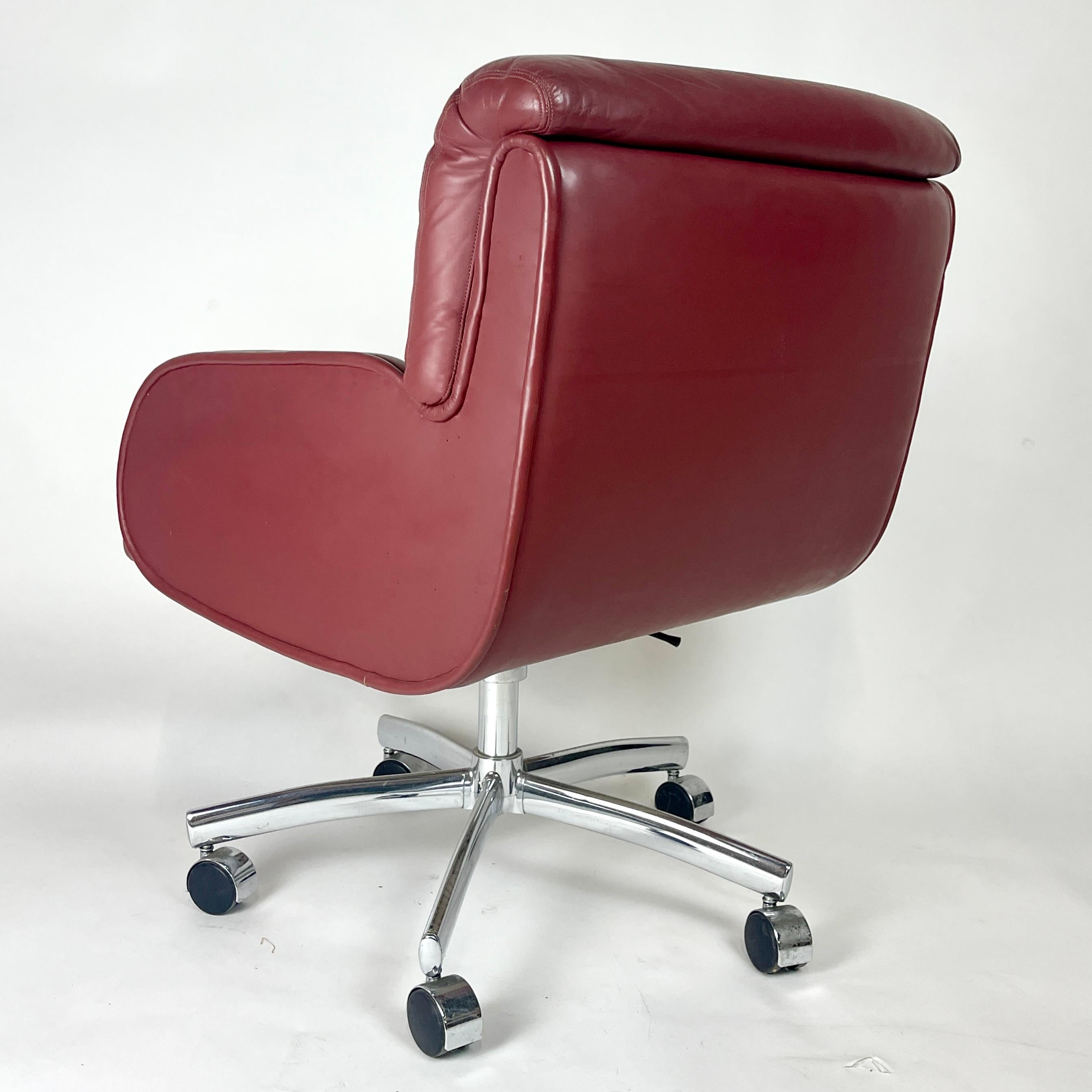 Roger Lee Sprunger for Dunbar Elegant Leather Office Chairs 10 Available In Good Condition For Sale In Hudson, NY