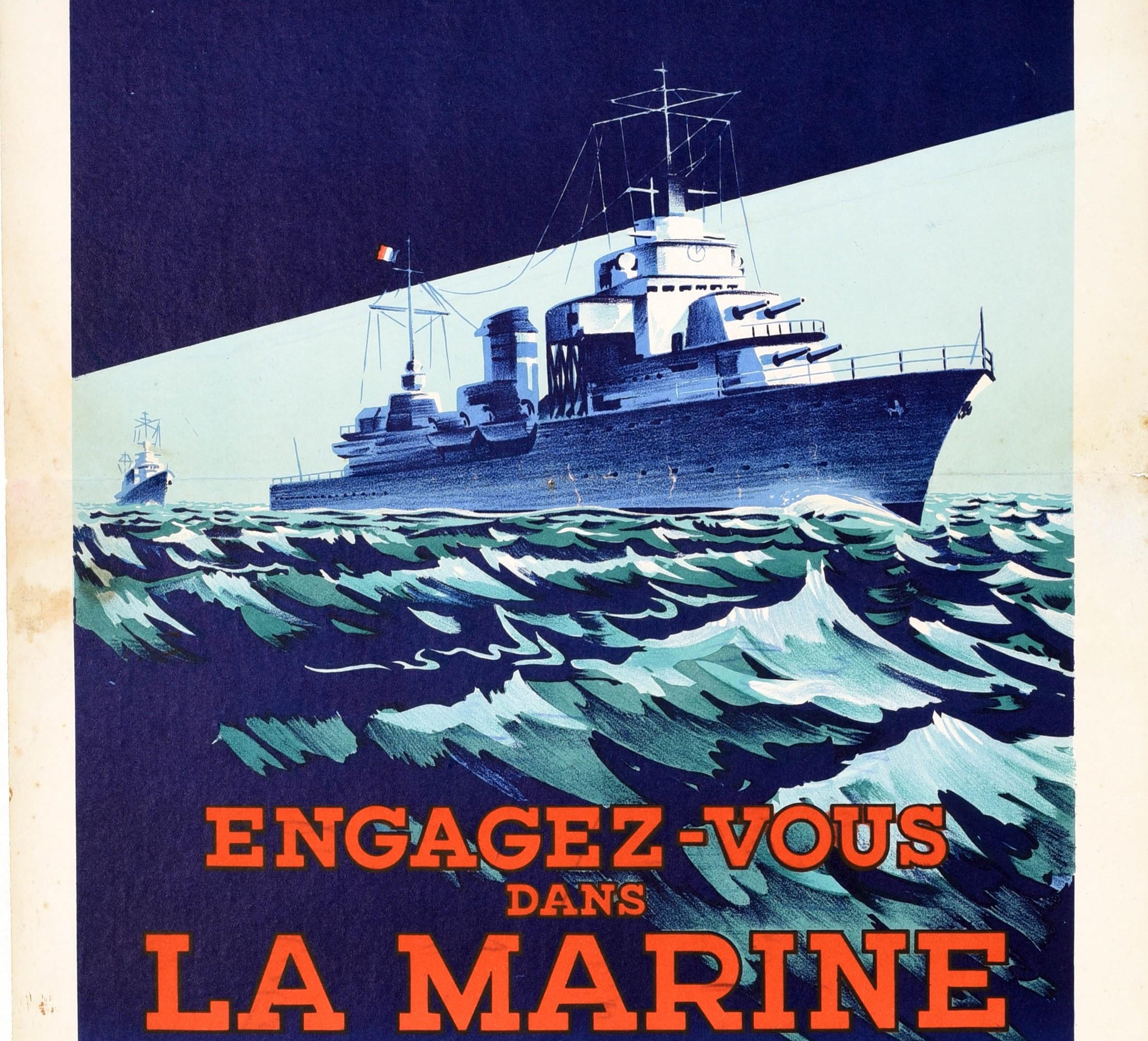 Cartel original de época de la Segunda Guerra Mundial para el reclutamiento militar naval Engagez-vous dans la Marine / Únete a la Marina, con una dinámica ilustración de un buque de guerra en el mar y el título en negrita y letras rojas debajo.