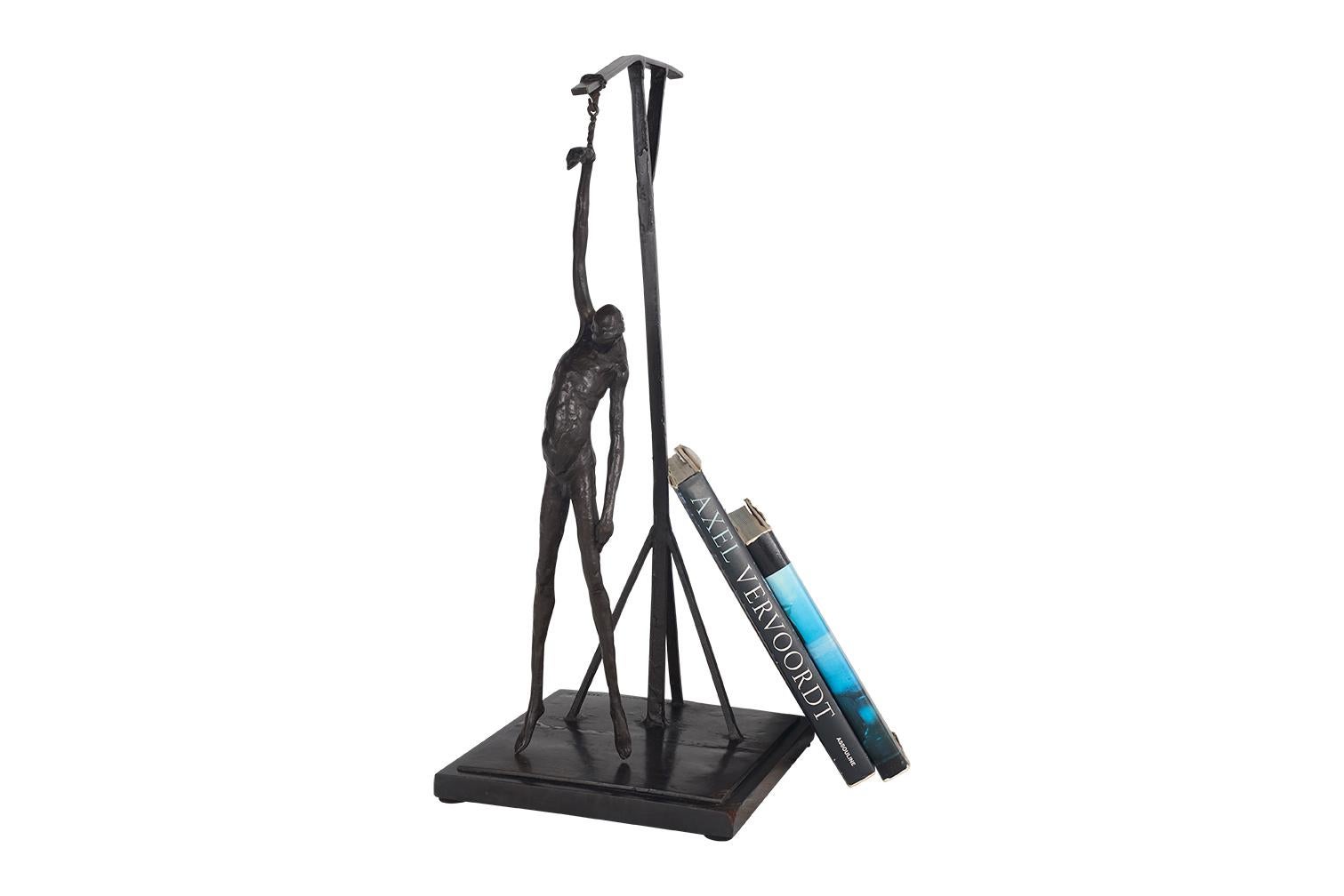 Scultura raffigurante un uomo emaciato appeso alla forca dello scultore modernista Roger Majorowicz (americano, 1931-2014) 

La Brendan Bass Estate Collection rende omaggio alla bellezza del vintage e dell'antiquariato. 
pezzi, ognuno dei quali