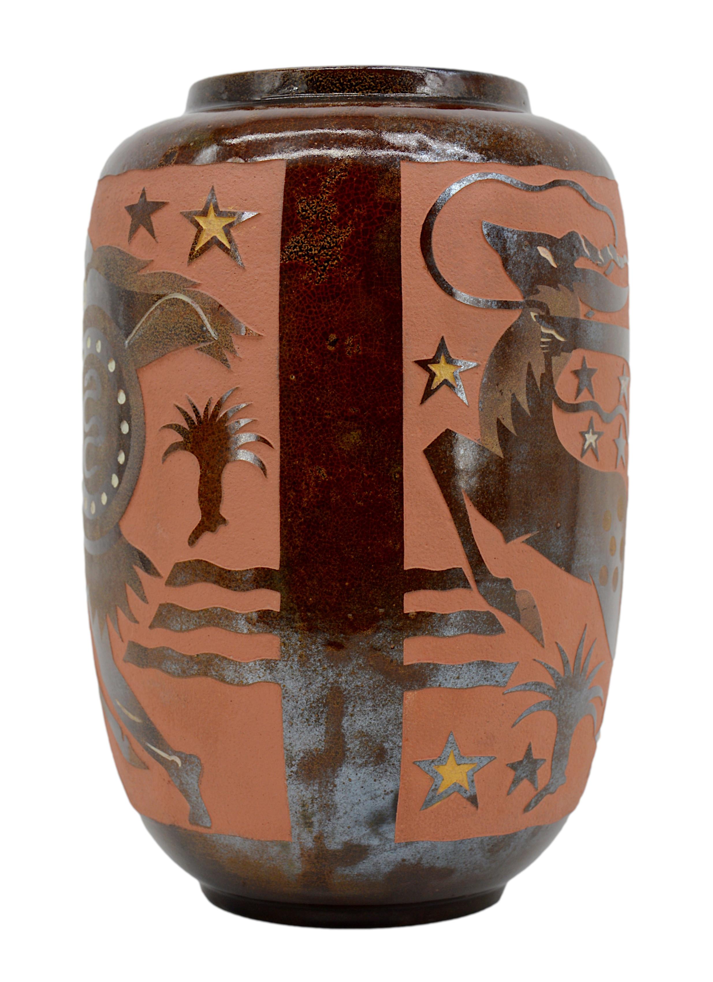 Roger Méquinion, Museale Keramikvase mit antikem Dekor, 1940er Jahre (Mitte des 20. Jahrhunderts) im Angebot