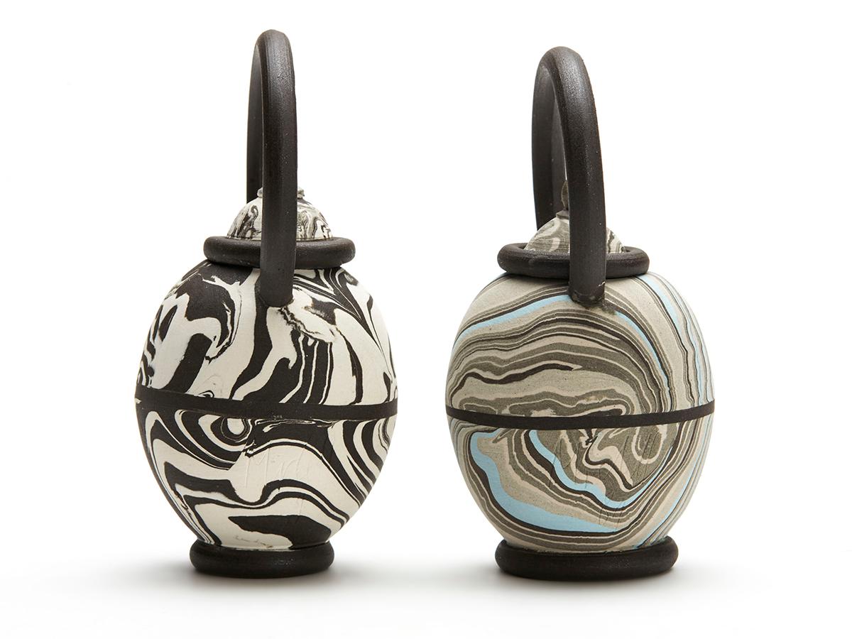 Moderne Deux théières miniatures en argile marbrée de Roger Michell de Studio Pottery en vente